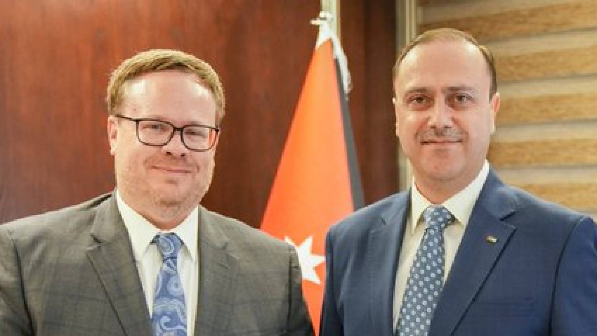 المومني والقائم بالأعمال الأمريكي يؤكدان على الشراكة الاستراتيجية وضرورة إيصال المساعدات لغزة