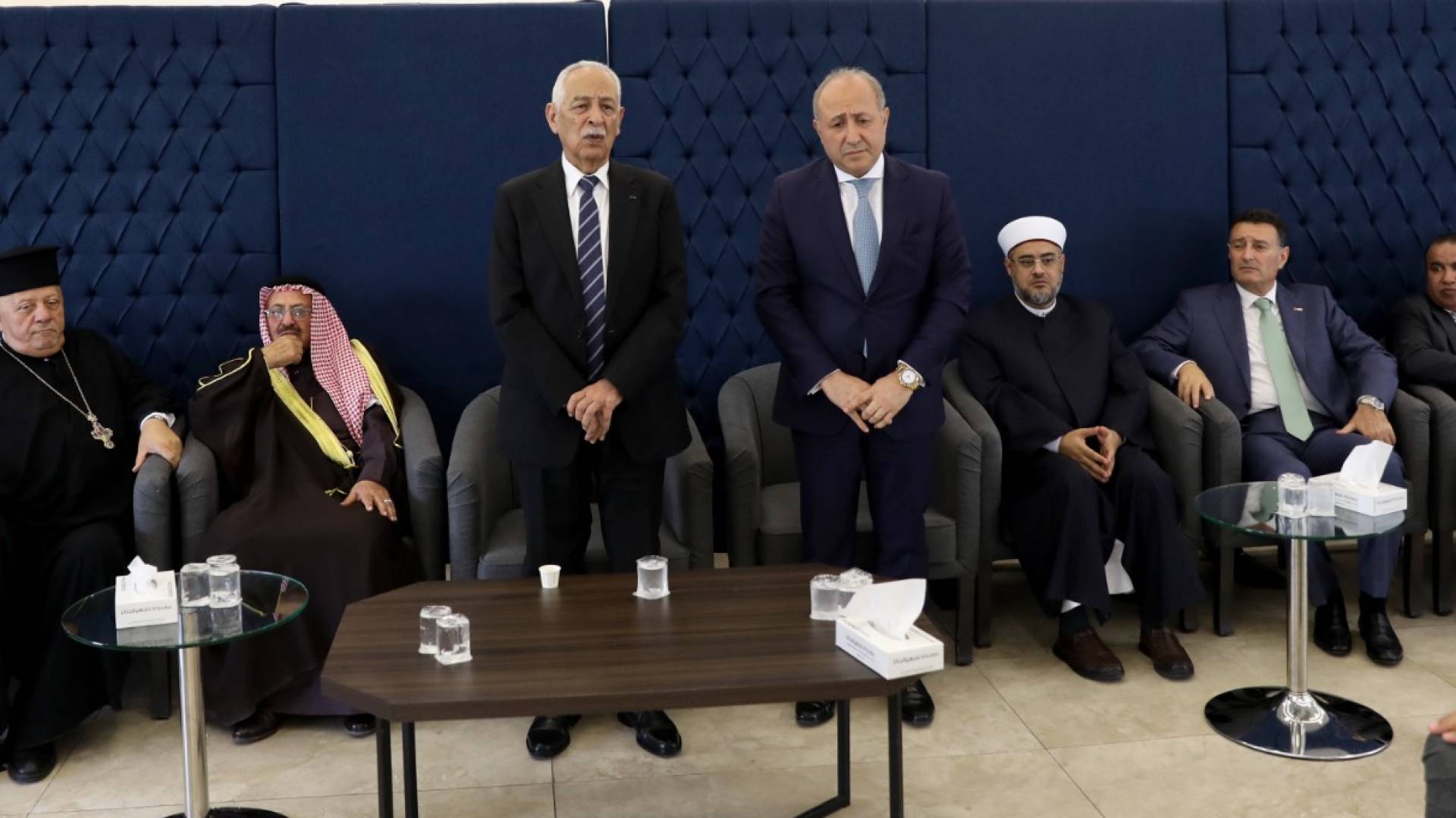 رئيس الديوان الملكي الهاشمي، يوسف حسن العيسوي يقدم واجب العزاء