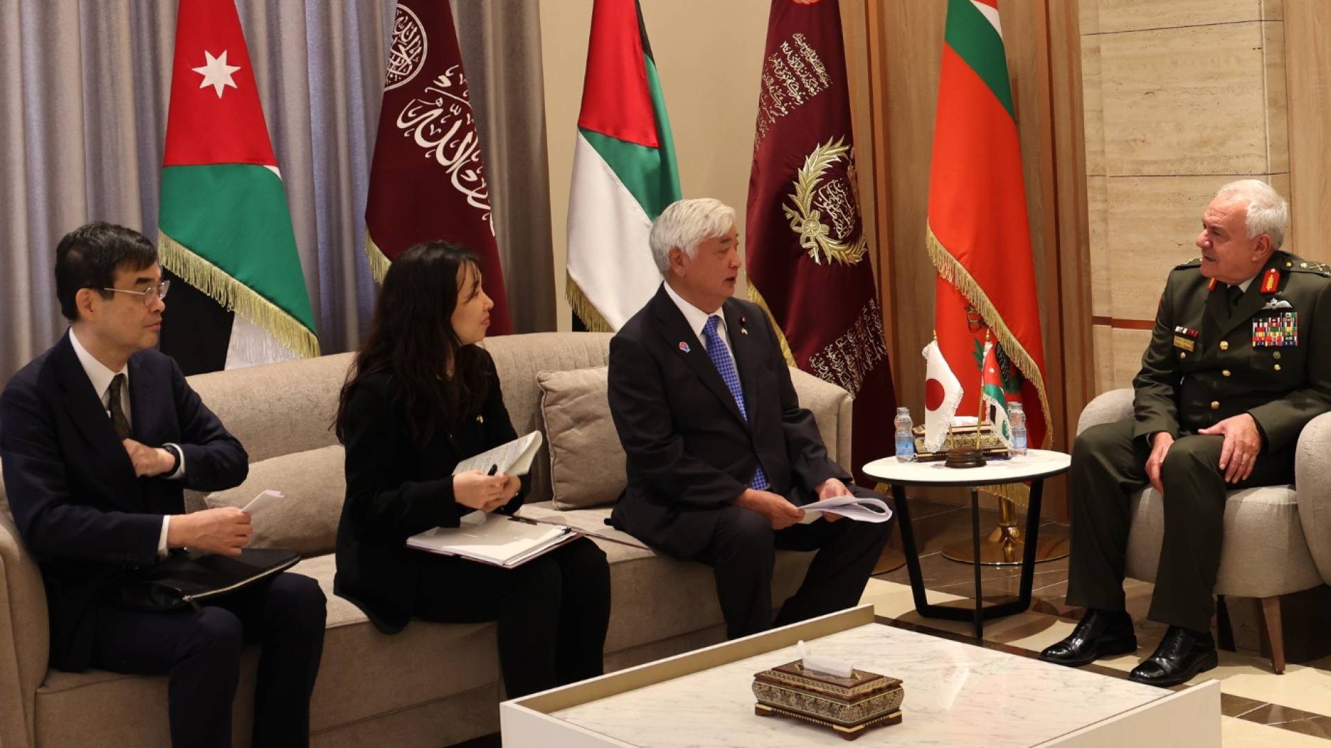 اللواء الركن يوسف أحمد الحنيطي و وزير الدفاع الياباني جين ناكاتاني