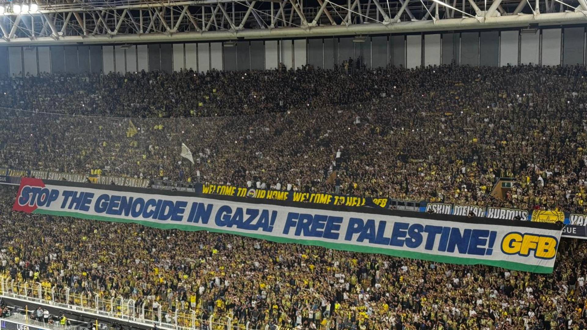 جماهير فنربخشة توجه رسالة دعم لغزة في مباراة بدوري أبطال أوروبا