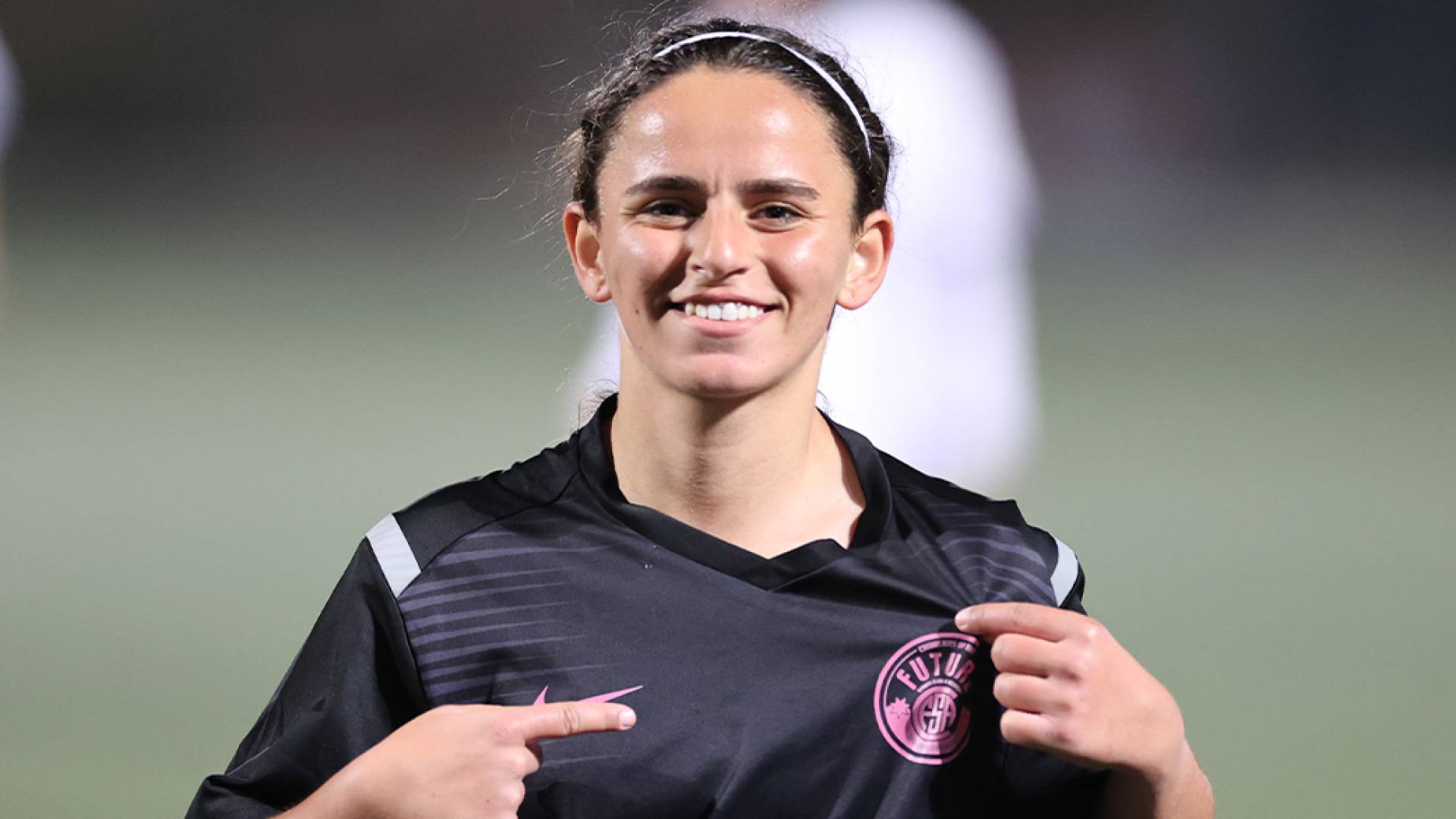 إحدى لاعبات فريق  نشامى المستقبل تحتفل بهدف سابق