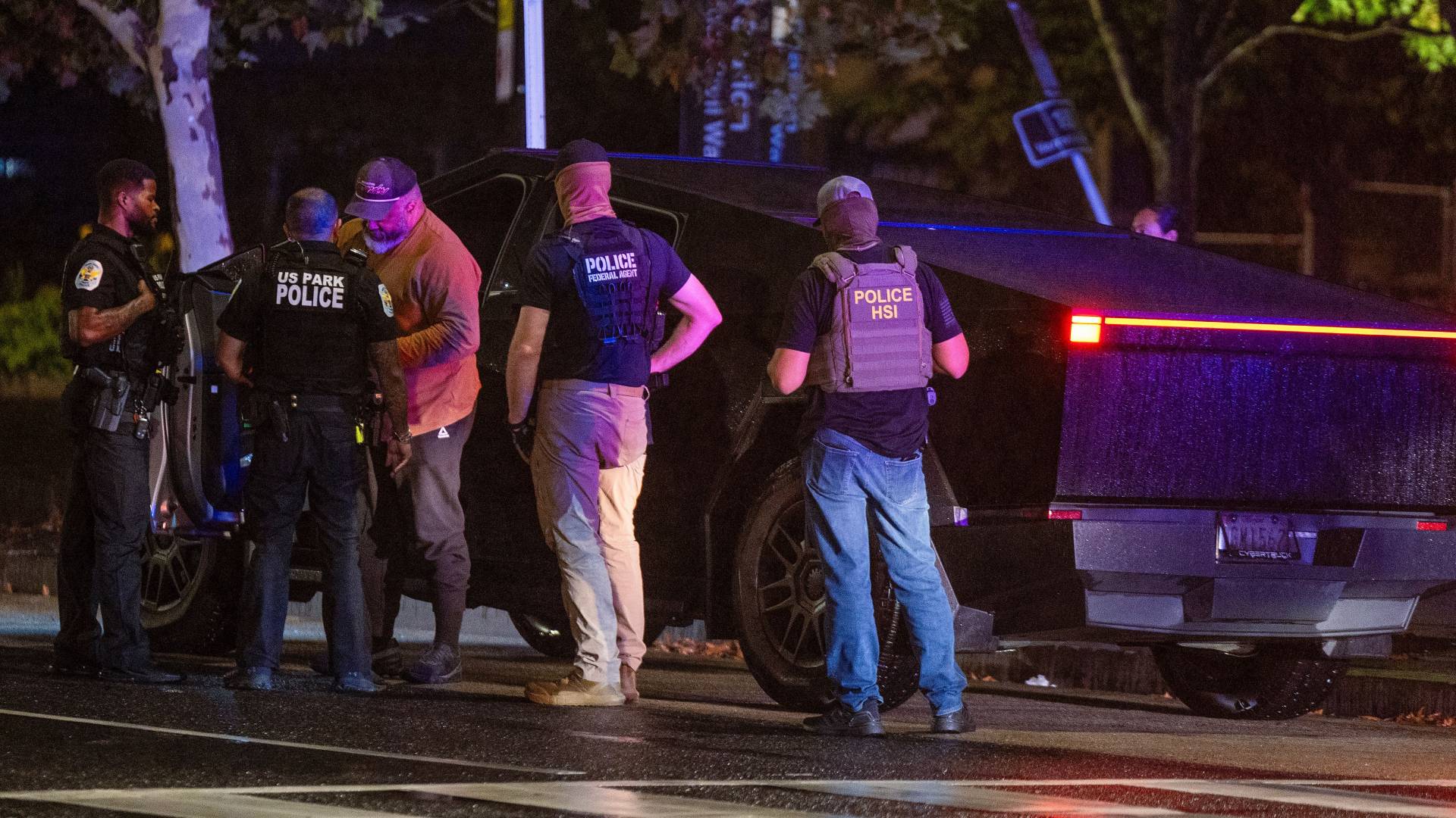 الشرطة الأمريكية إلى جانب عناصر إنفاذ القانون الفيدراليين في واشنطن