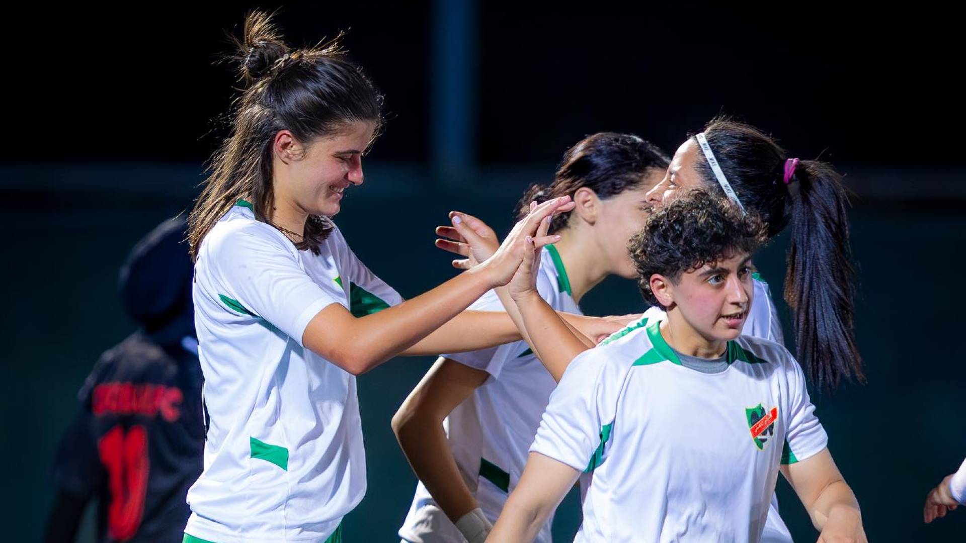 لاعبات الأهلي يحتفلن بهدف سابق في مرمى العروبة