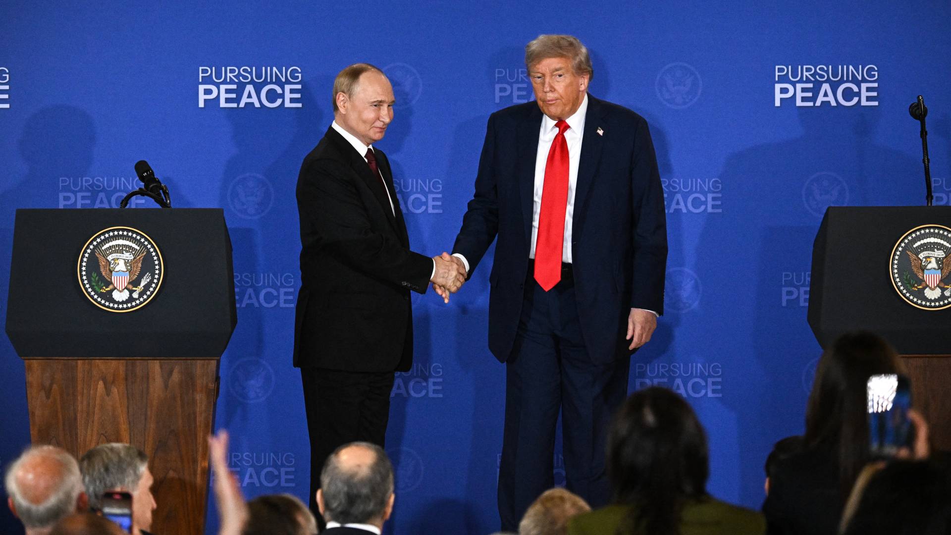 الرئيس الأمريكي دونالد ترمب ونظيره الروسي فلاديمير بوتين