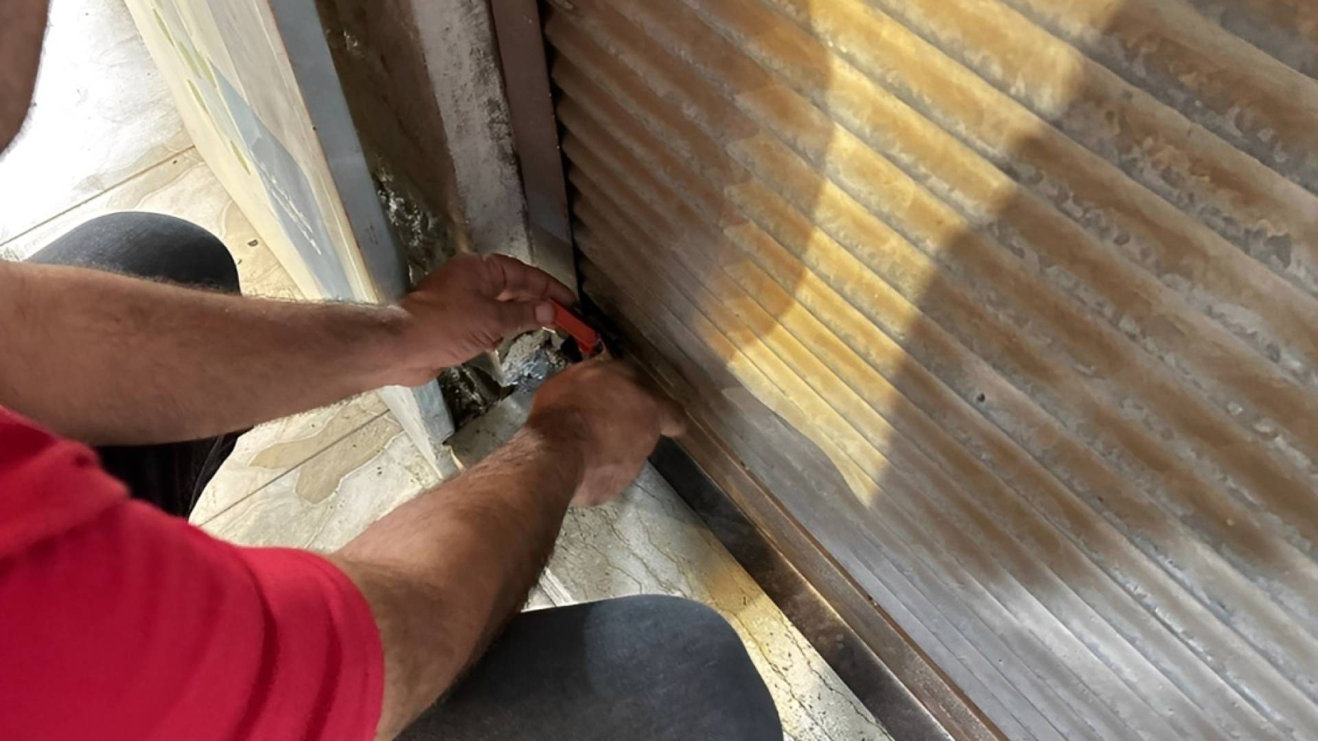 صورة تعبر عن إغلاق محل تجاري بالشمع الأحمر