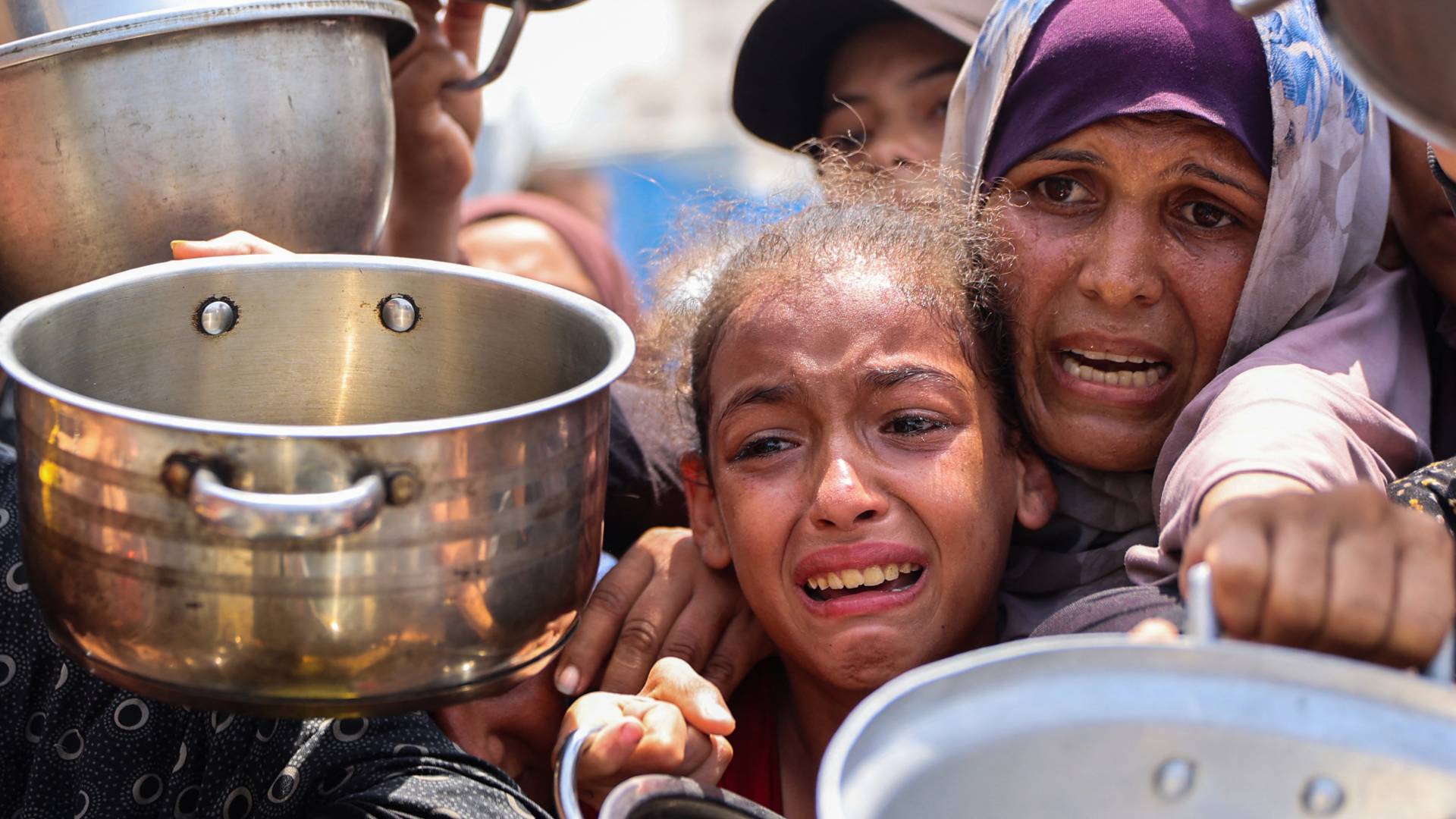 فلسطينيون يتجمعون لتسلم مساعدات غذائية في مدينة غزة