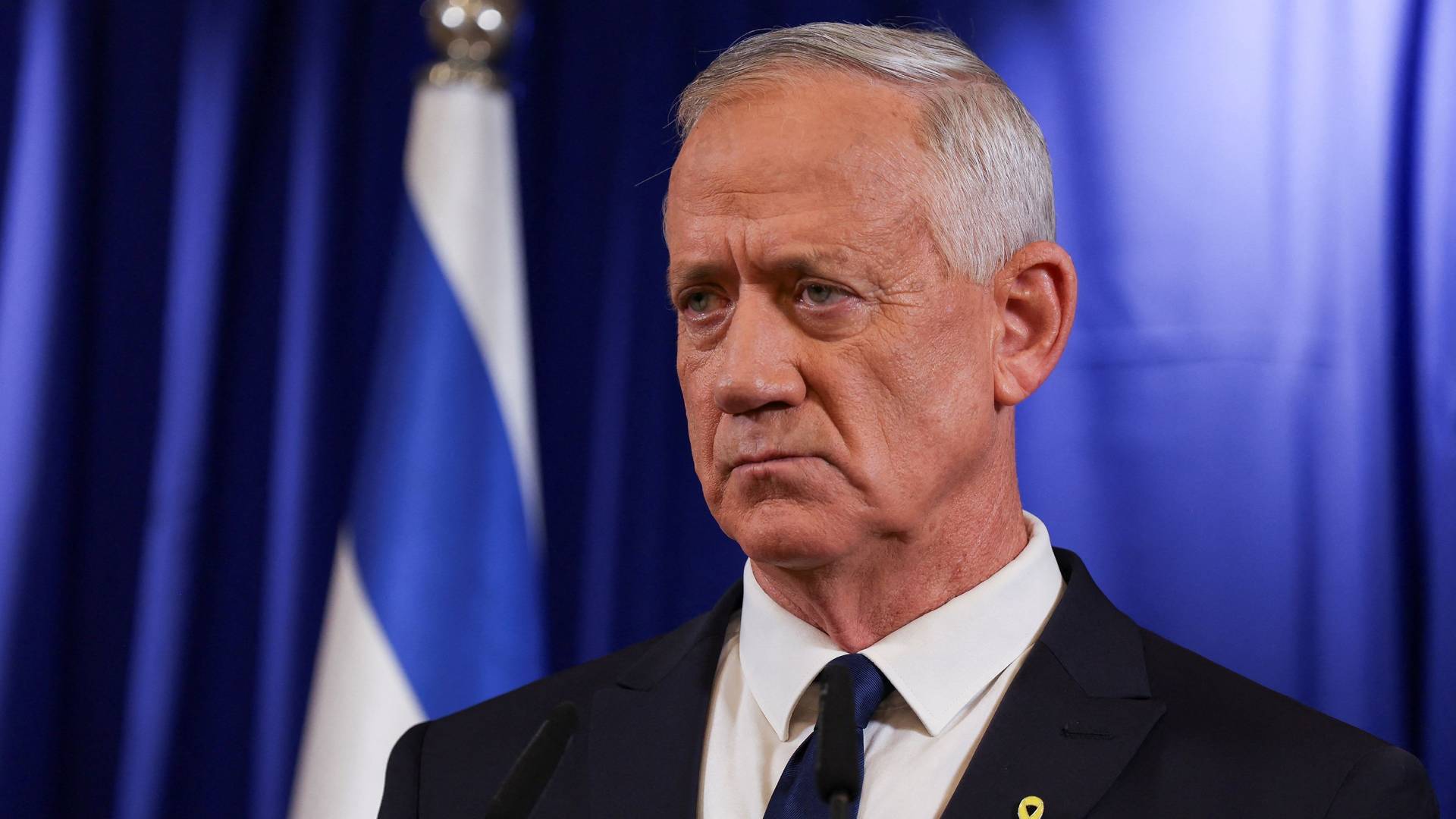 بيني غانتس يتحدث خلال مؤتمر صحفي في تل أبيب