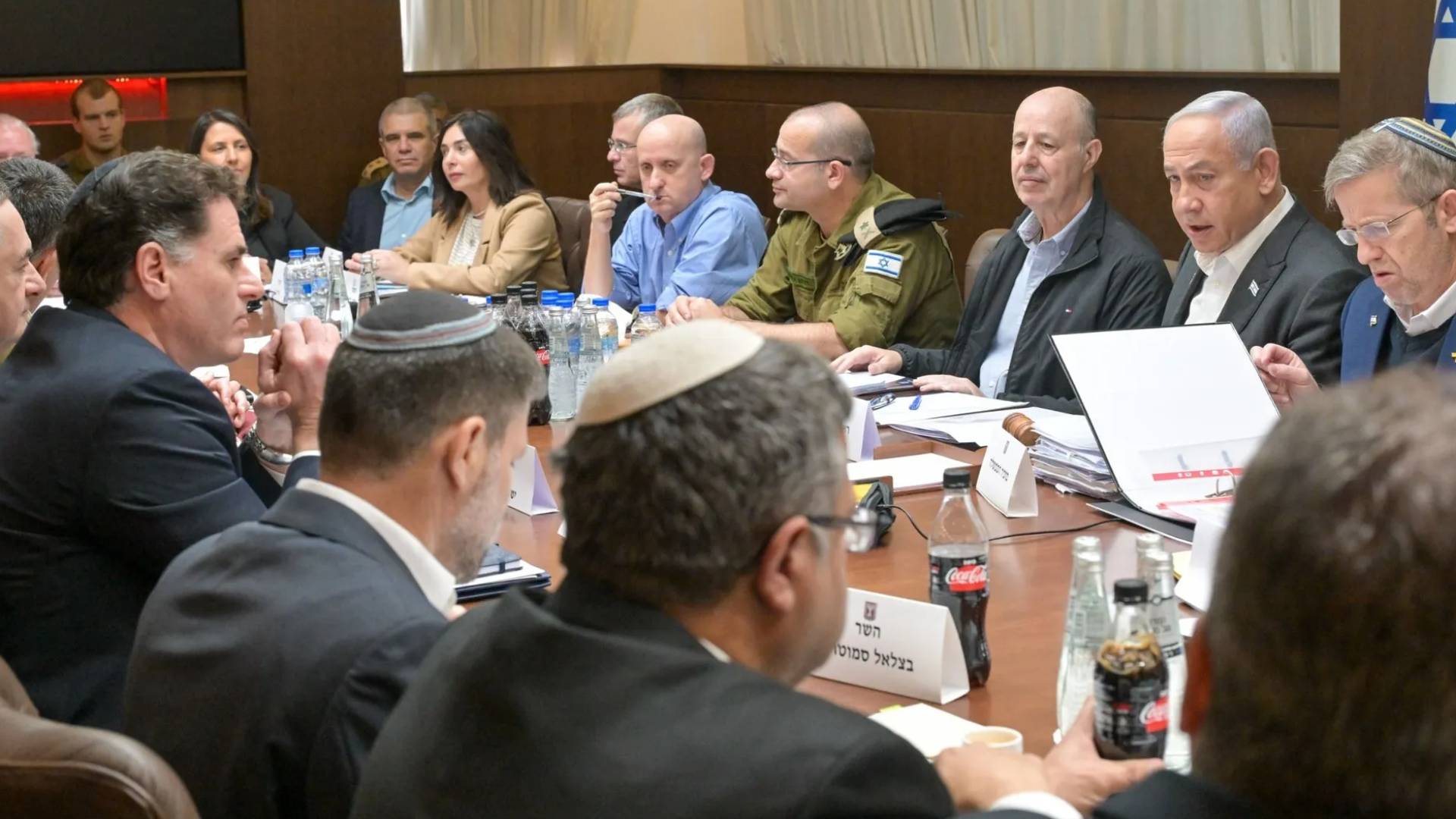 نتنياهو يجتمع بمسؤولين في تل أبيب