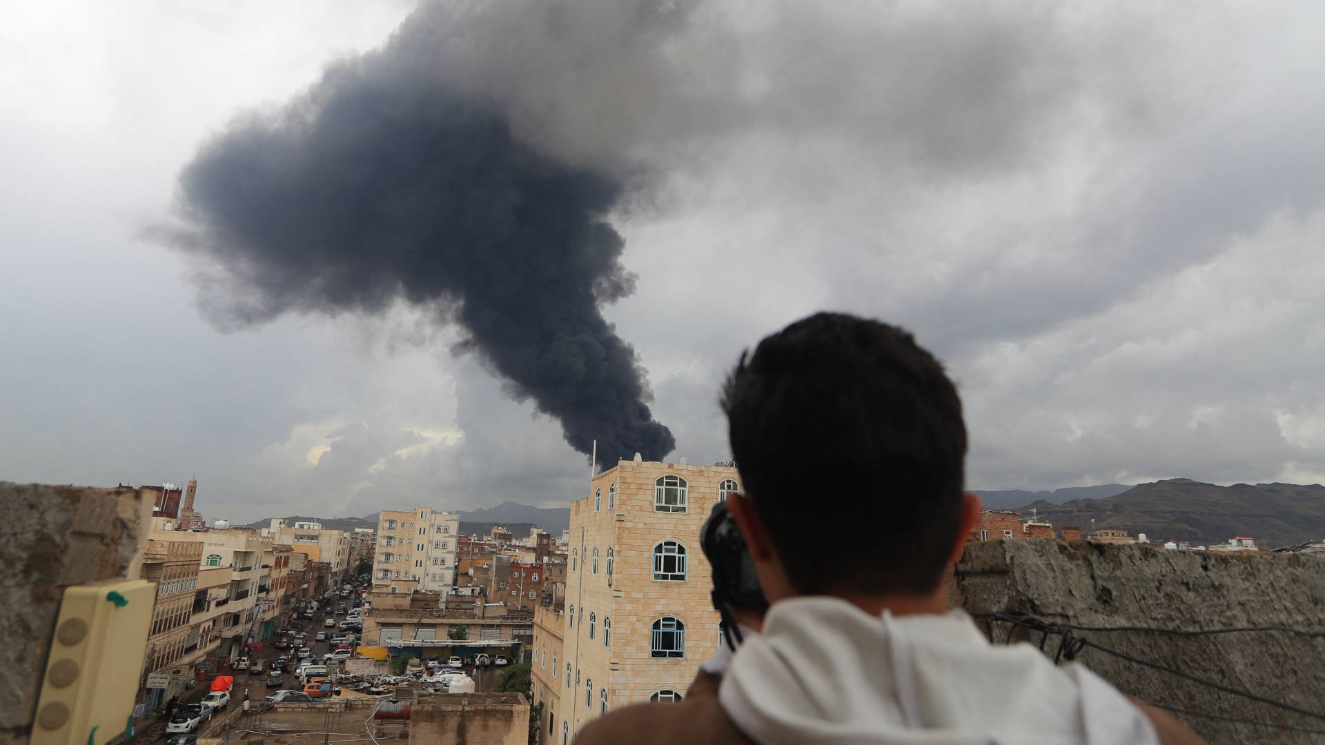 تصاعد الدخان بعد غارة جوية للاحتلال الإسرائيلي على العاصمة اليمنية صنعاء