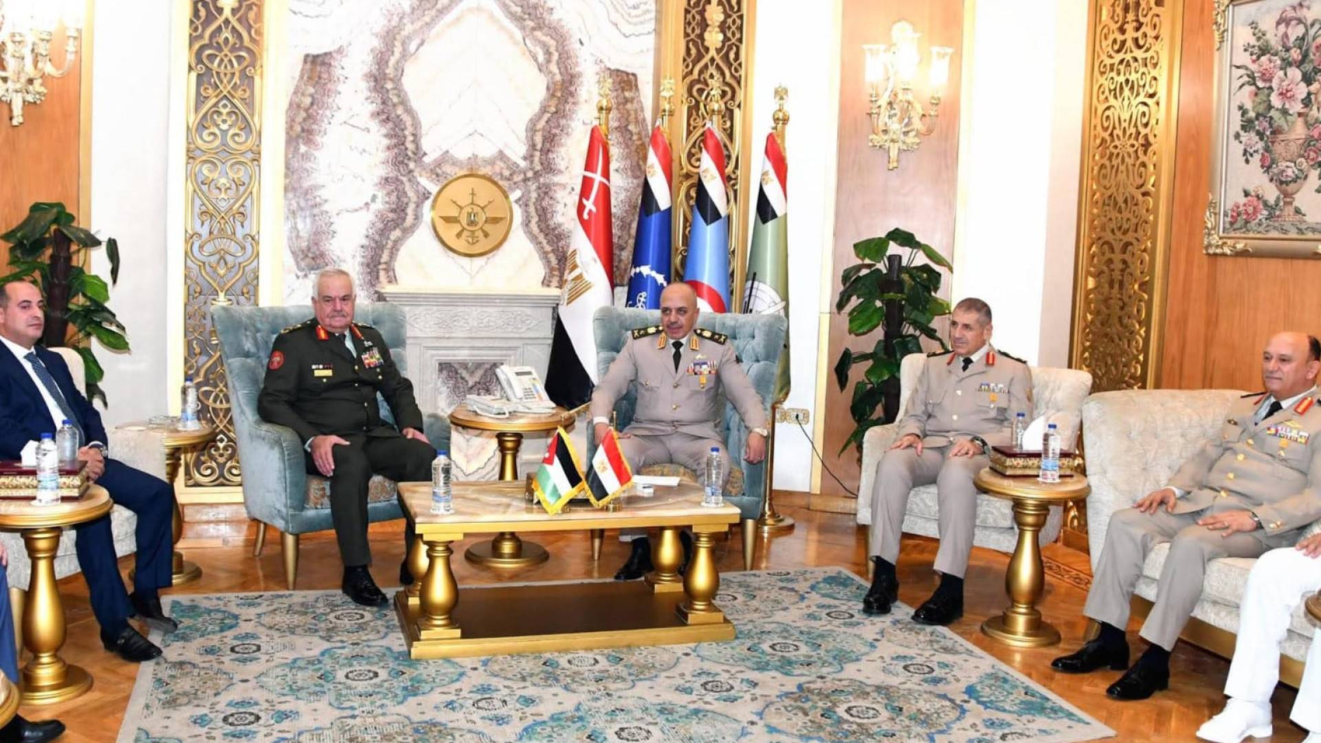 اللواء الركن الحنيطي يلتقي القائد العام للقوات المسلحة المصرية وزير الدفاع والإنتاج الحربي