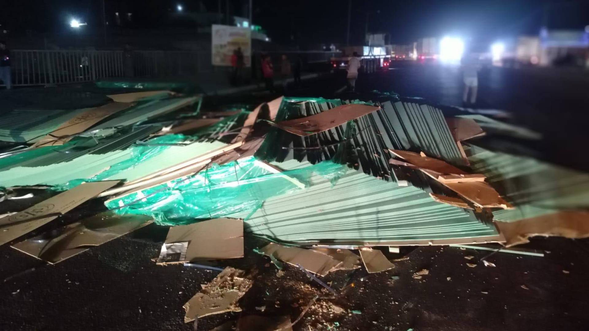 الدوريات الخارجية تتعامل مع سقوط حمولة "تريلا" في منطقة الضبعة باتجاه عمان