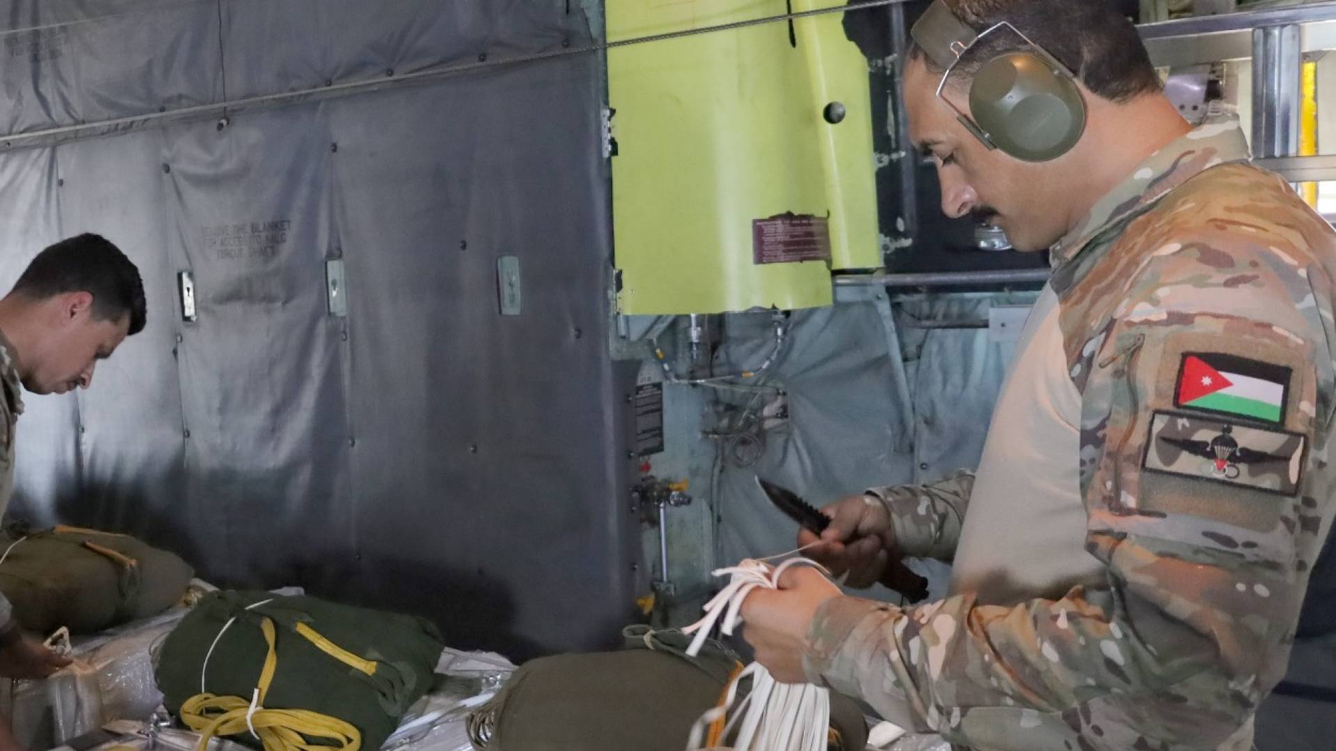 المساعدات الانسانيه في غزه