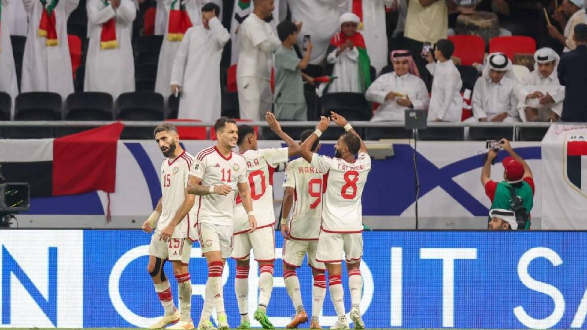 لاعبو الامارات يجتفلون بهدف سابق