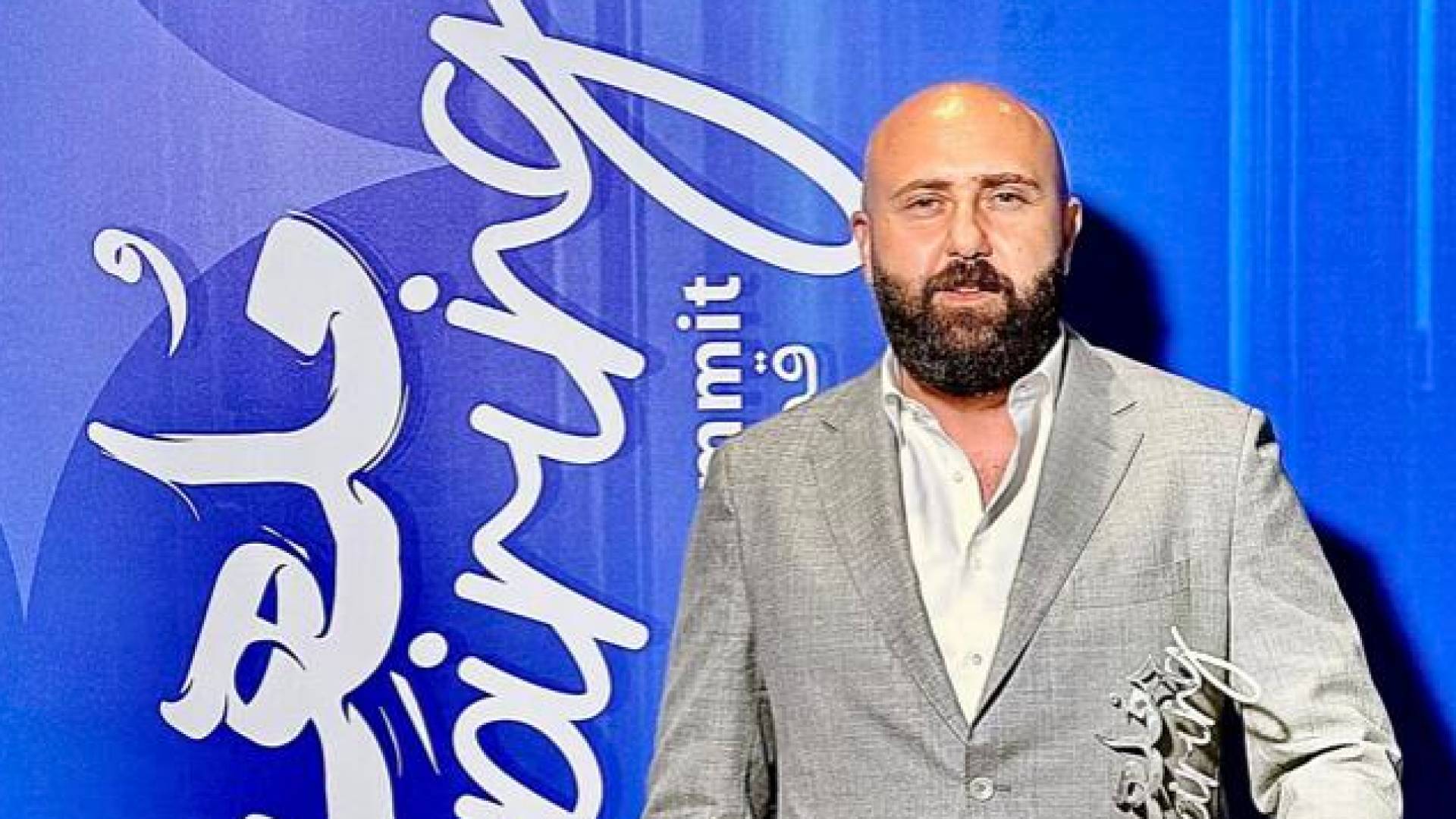 أحمد إحسان يحصد جائزة "ملهم" عن فئة ريادة الأعمال