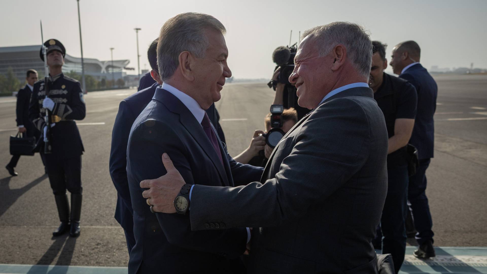 رئيس أوزبكستان يستقبل الملك في مطار سمرقند الدولي