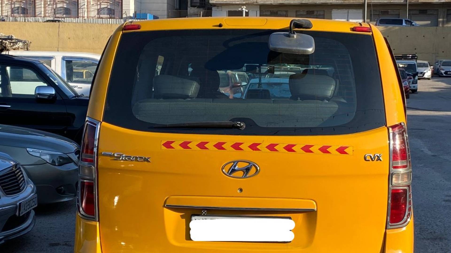 ضبط باص بعد ارتكاب سائقه مخالفات مرورية