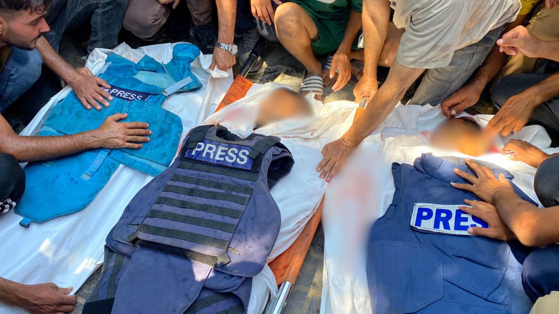 شهداء صحفيين جراء ضربة للاحتلال الإسرائيلي على مستشفى ناصر في خان يونس جنوب قطاع غزة