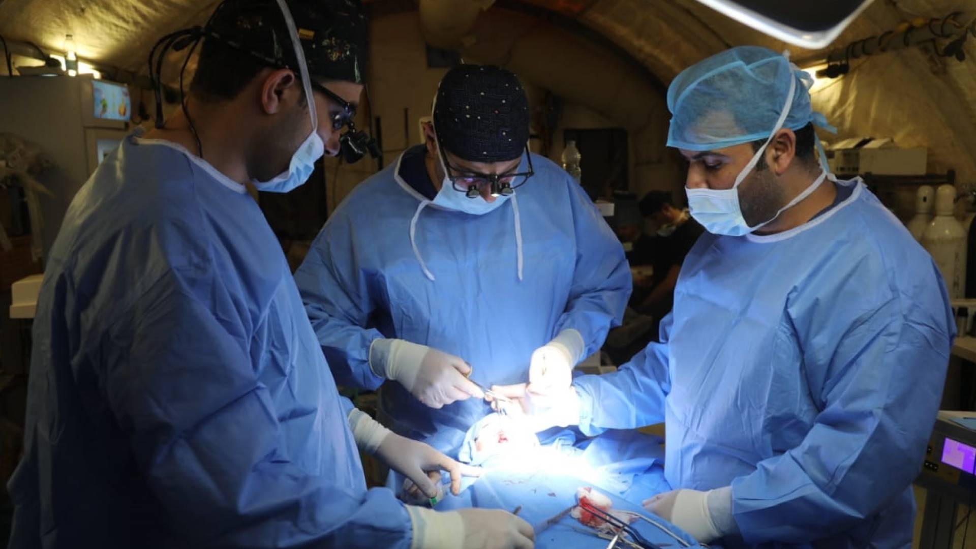 الطواقم الطبية في المستشفى الميداني الأردني جنوب غزة