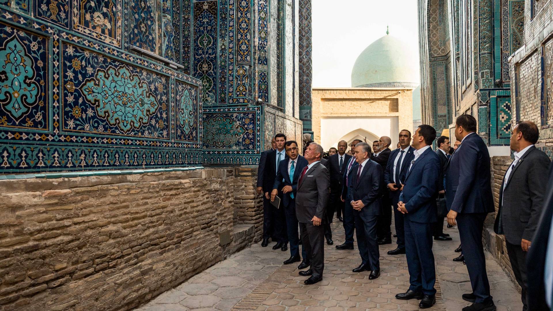 الملك عبدالله الثاني يزور مواقع تاريخية ودينية في سمرقند