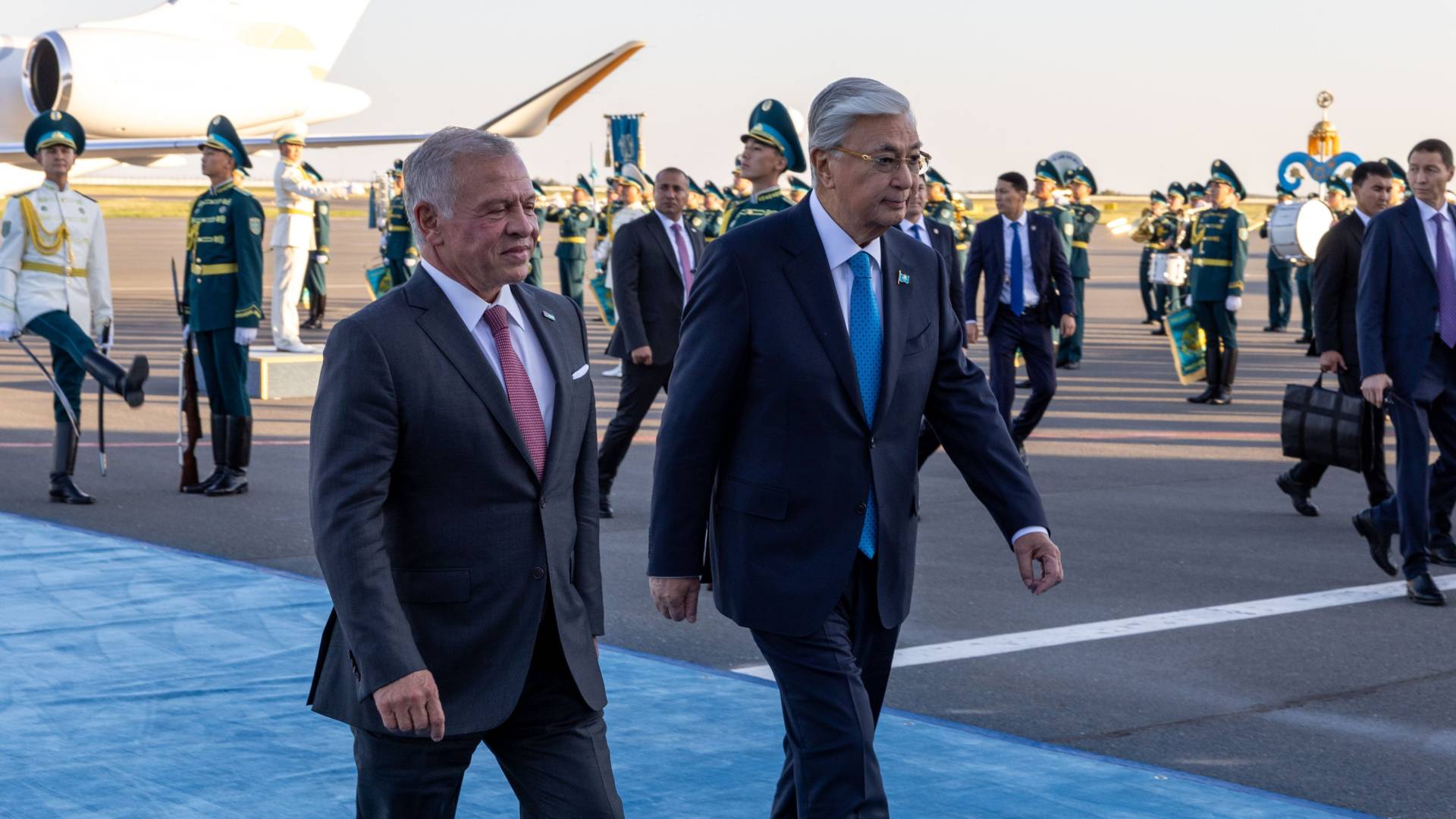 رئيس كازاخستان يستقبل الملك لدى وصوله مطار نور سلطان نزارباييف الدولي