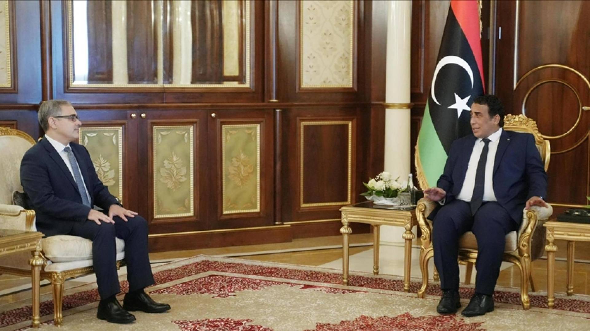 رئيس المجلس الرئاسي الليبي محمد المنفي والقائم بأعمال السفارة الأمريكية لدى ليبيا جيرمي برنت