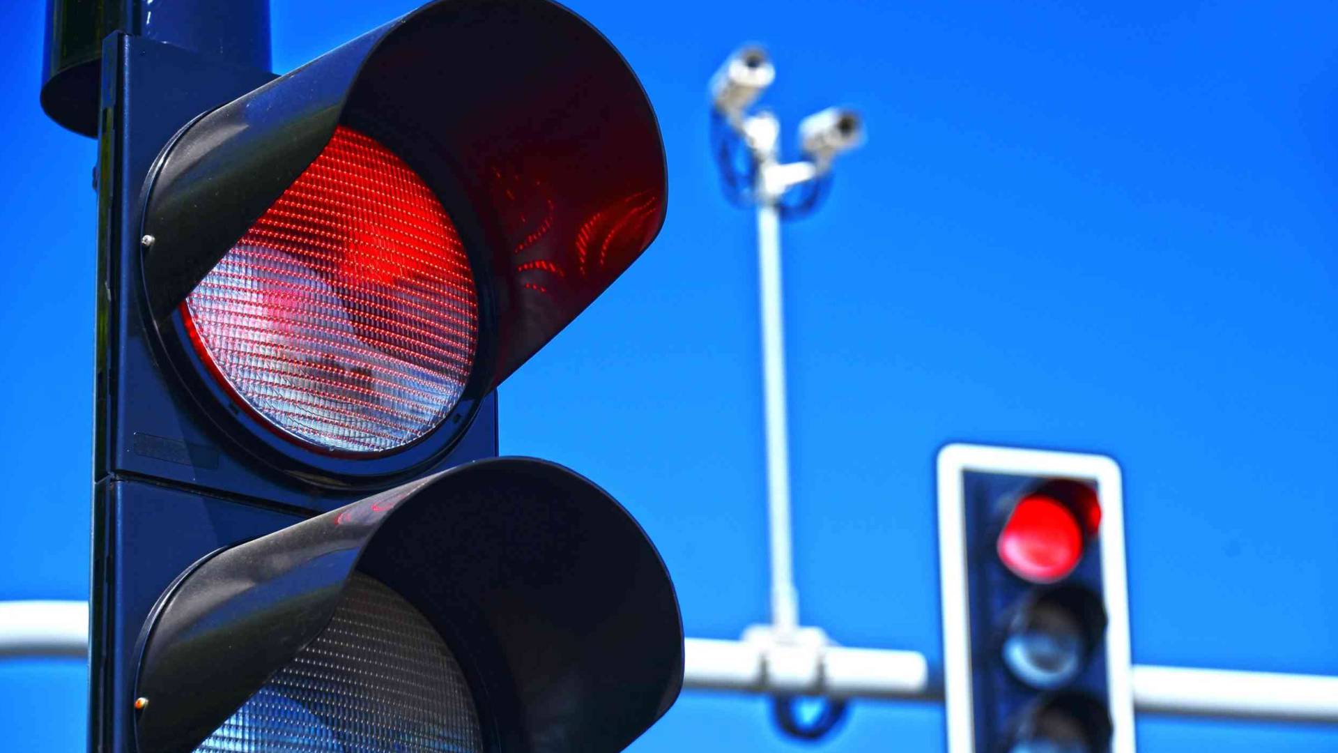 اشارة حمراء"تعبيرية"