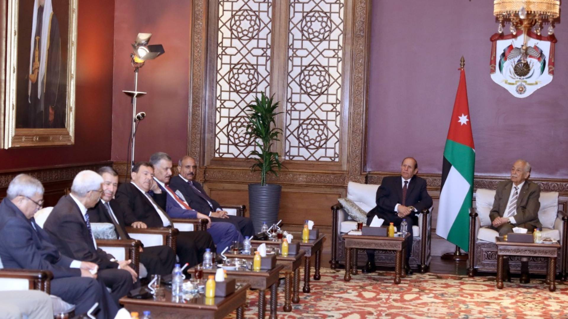 رئيس الديوان الملكي الهاشمي يوسف العيسوي خلال اجتماعاته