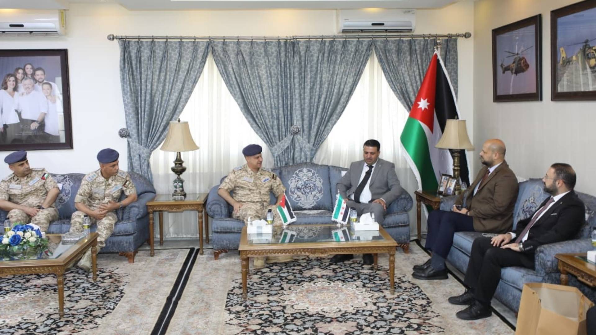 وفد سوري يزور قيادة سلاح الجو الملكي تقديرا لجهوده في عمليات الإطفاء بحرائق الساحل السوري