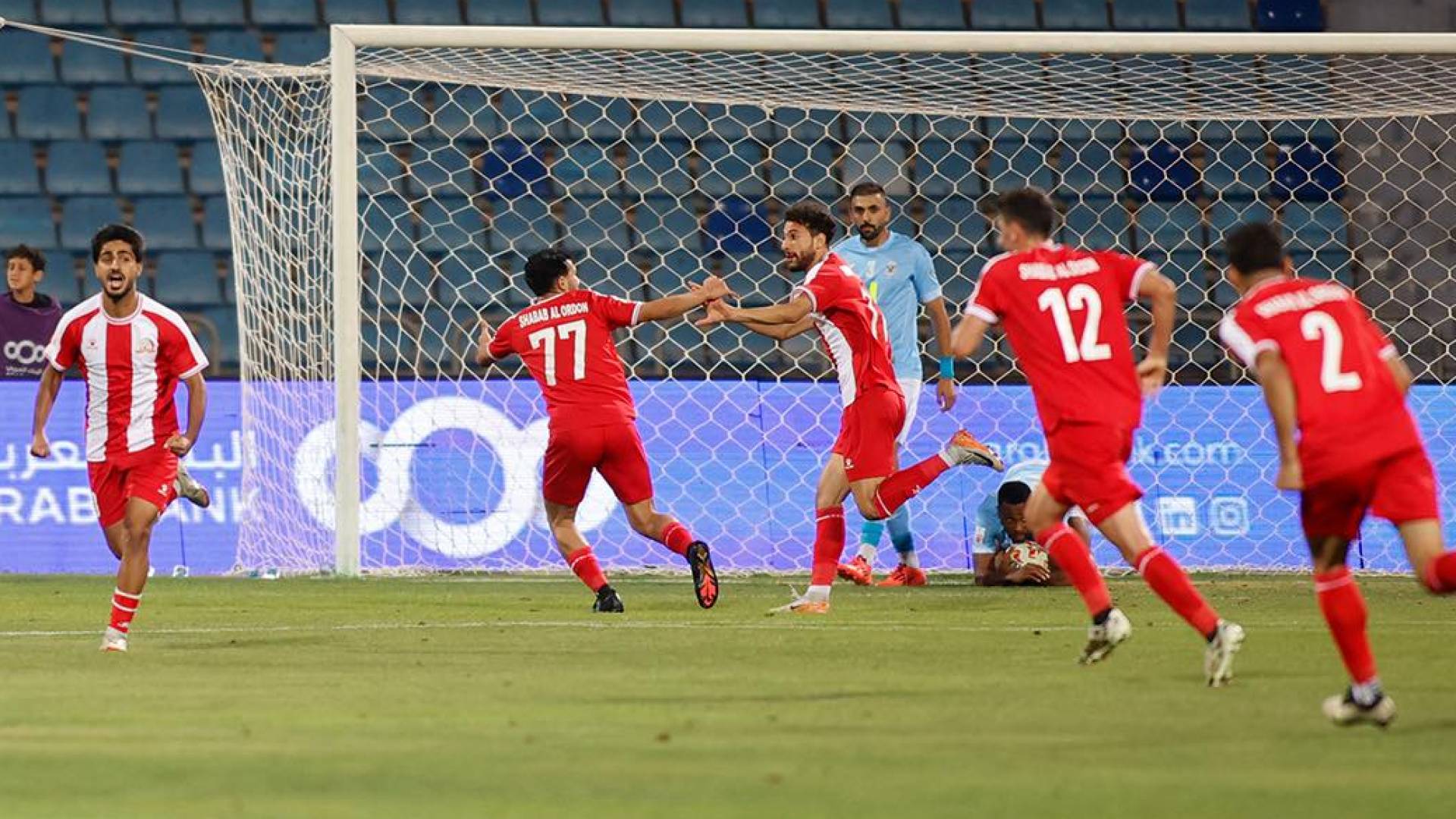 لاعبو شباب الأردن يحتفلون بهدف سابق في مرمى الفيصلي