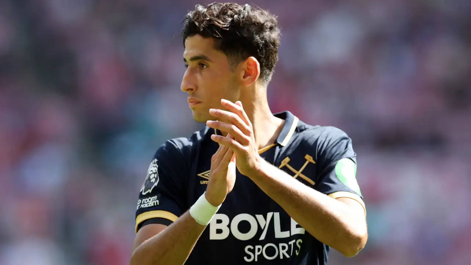 المدافع المغربي الدولي نايف أكرد