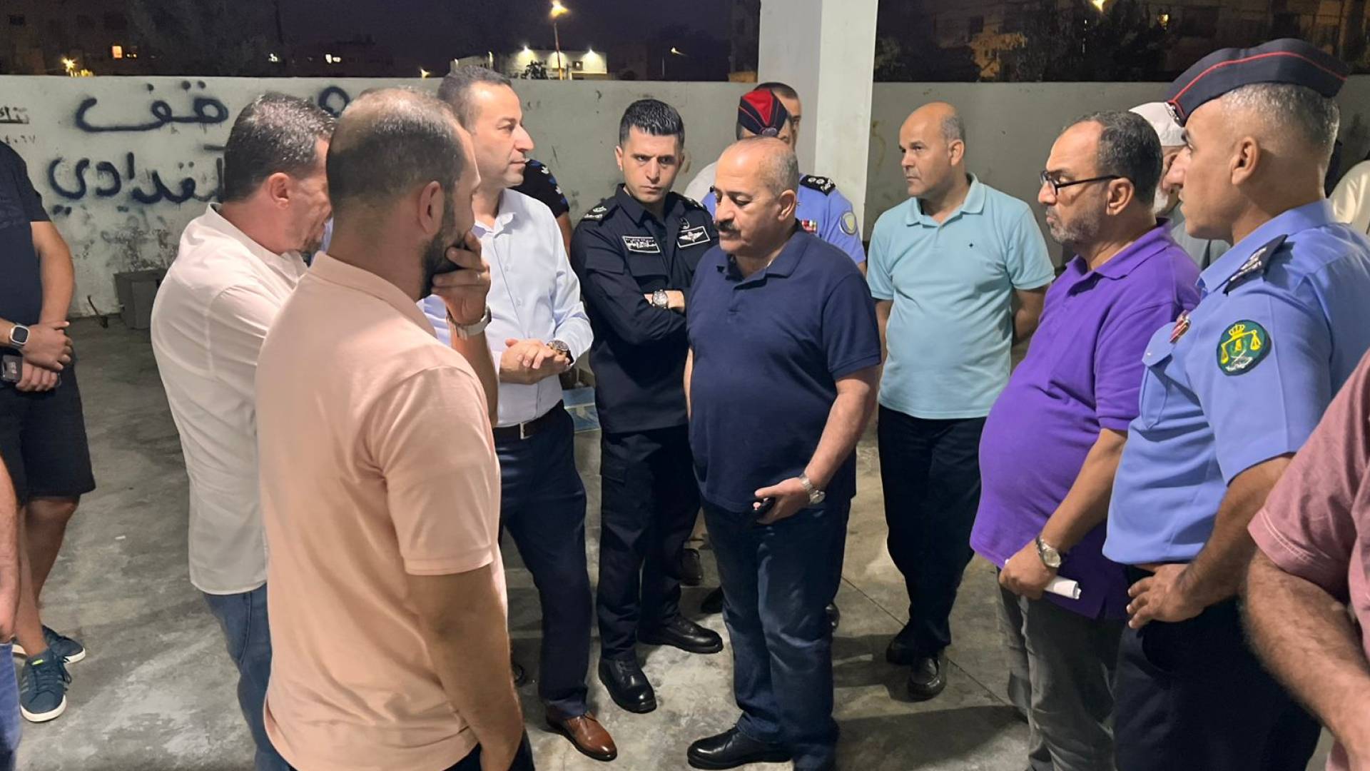 محافظ إربد يكشف على بناية تآكل أحد أعمدة الأساس بها ولجنة الفحص تؤكد عدم وجود خطر فوري