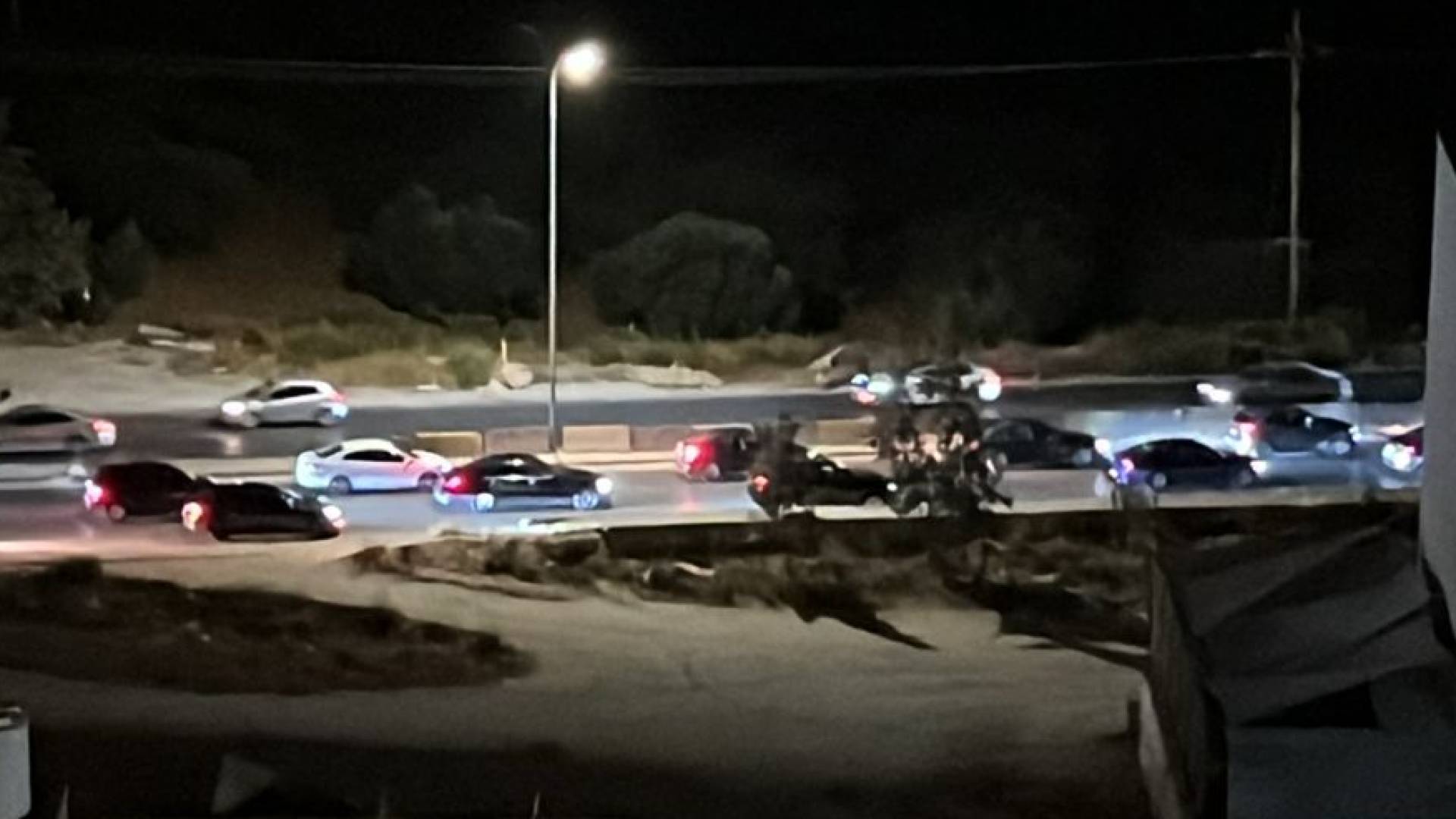 تباطؤ حركة السير إثر اصطدام مركبة بالجزيرة الوسطية على شارع السلام  في عمان