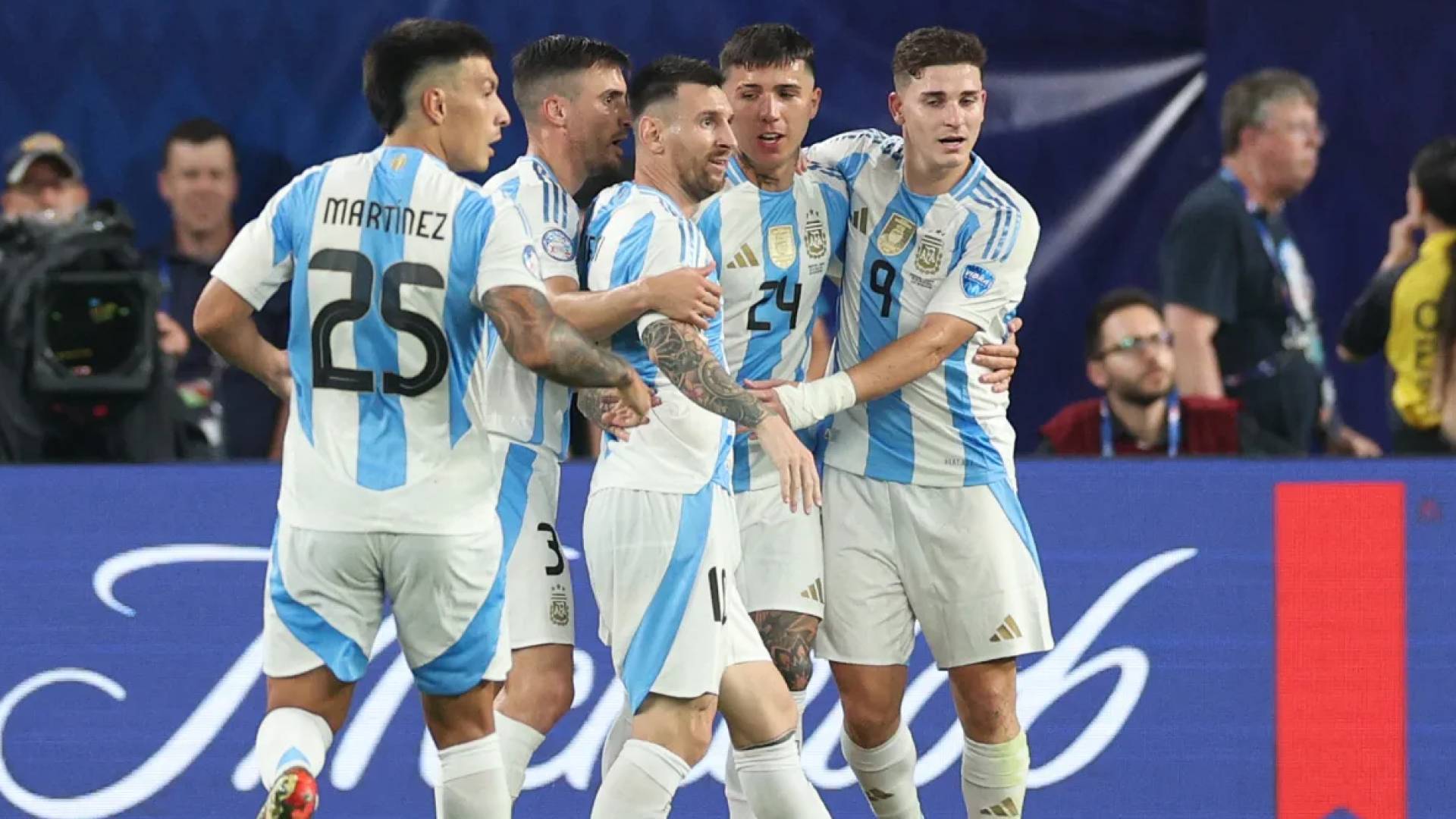 ميسي يحتفل بهدف سابق