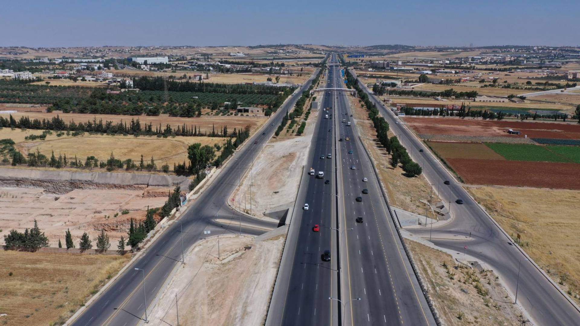 بالأرقام.. "الأشغال" تستعرض إنجازات بمليارات الدنانير وتكشف عن خطة بمئات الملايين