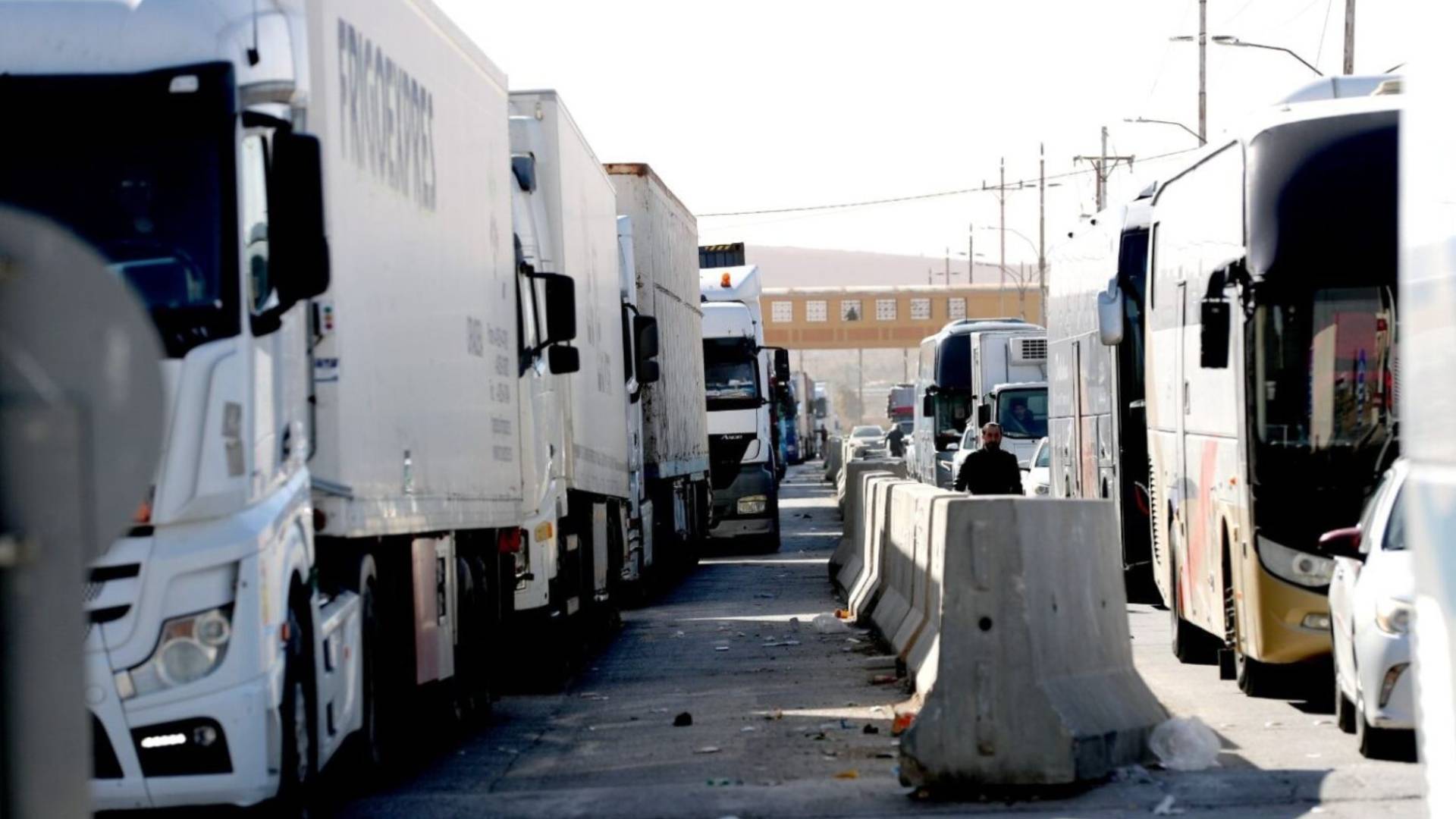 صورة تظهر حركة شاحنات