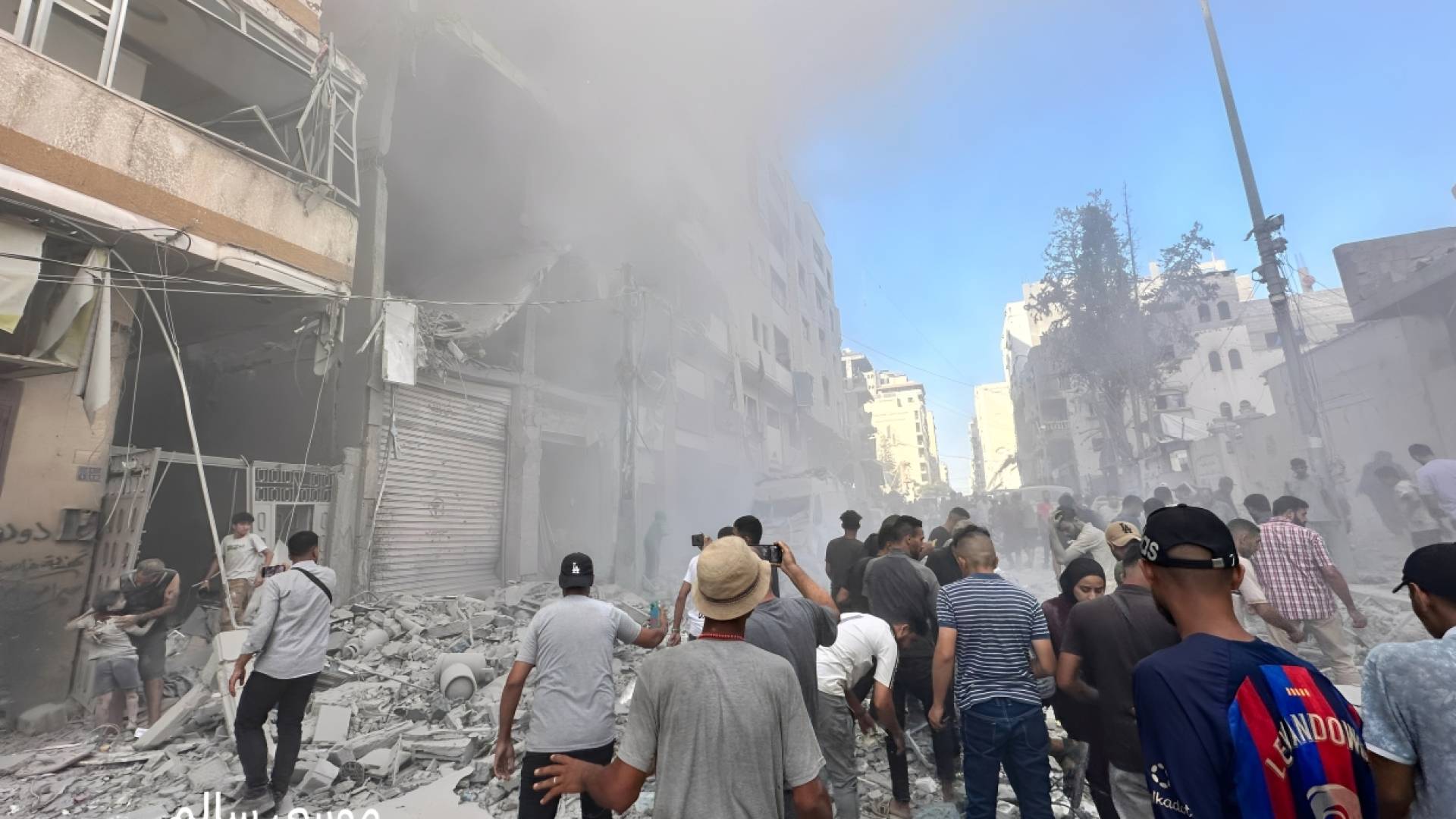 دمار جراء غارة للاحتلال الإسرائيلي استهدفت بناية سكنية في مدينة غزة