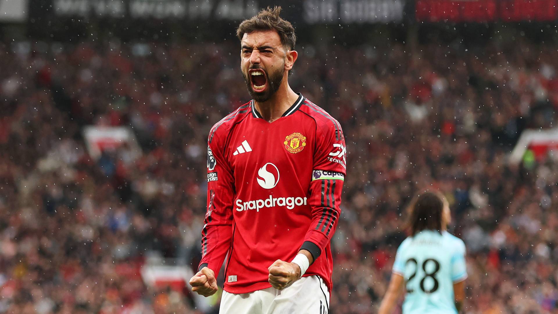 مانشستر يونايتد يقتنص فوزا صعبا على بيرنلي 3-2