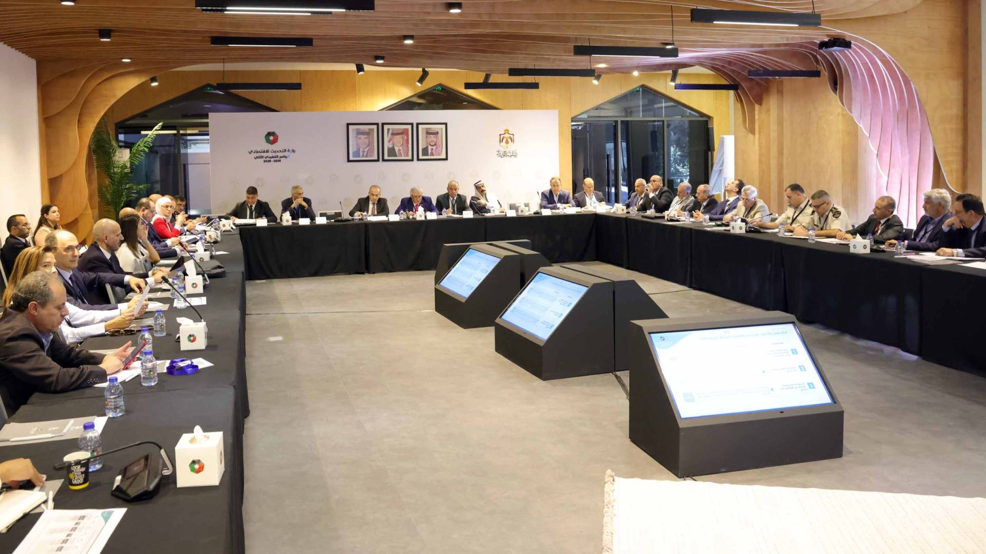 شحادة يكشف تفاصيل أبرز مشاريع النقل في الأردن ويؤكد: منظومة النقل رافعة رئيسية للنمو الاقتصادي