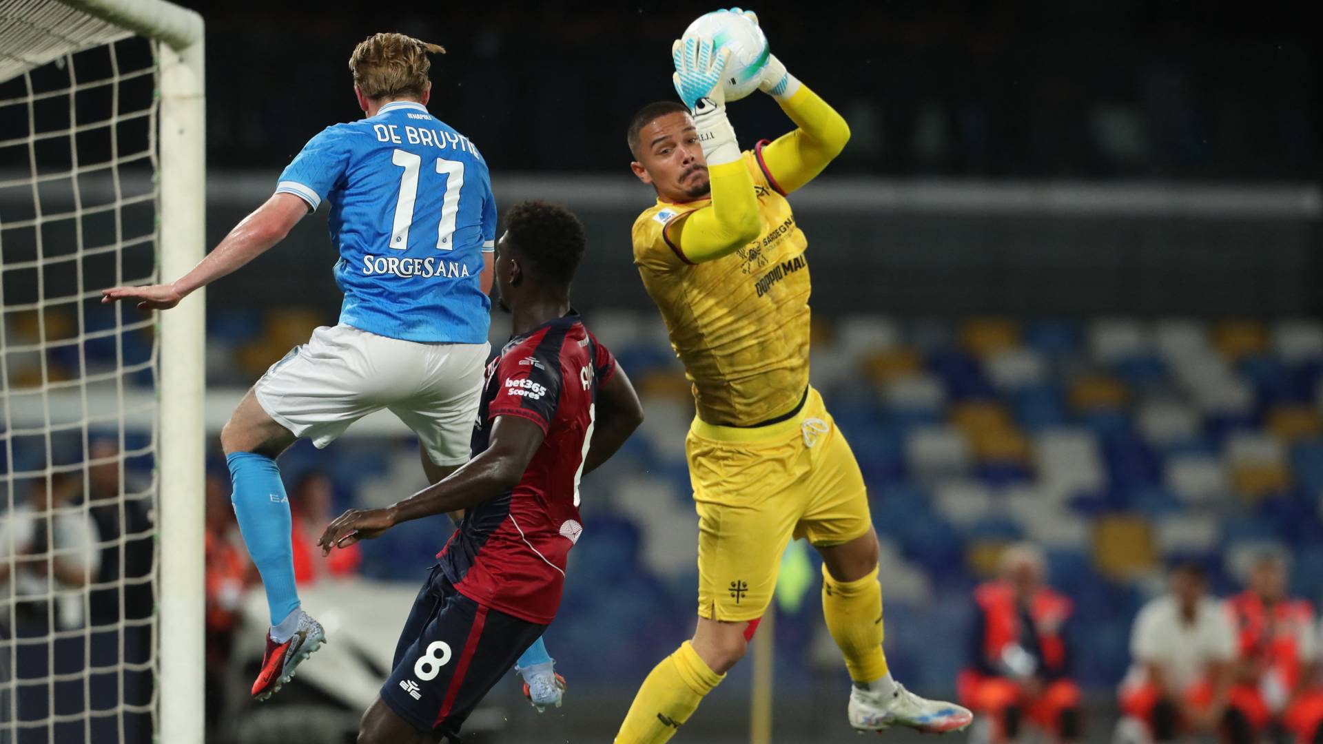 هدف قاتل يمنح نابولي فوزا صعبا على كالياري