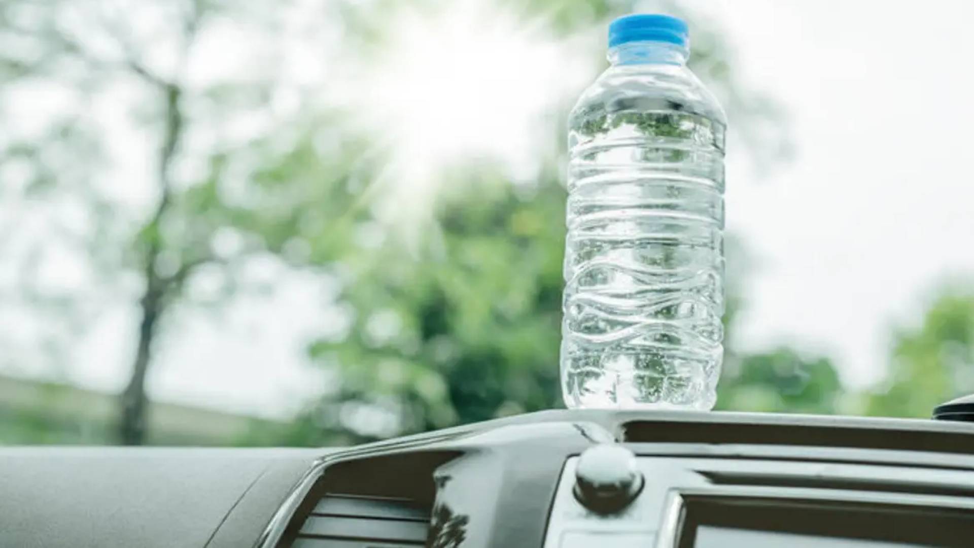 زجاجات المياه البلاستيكية في السيارات