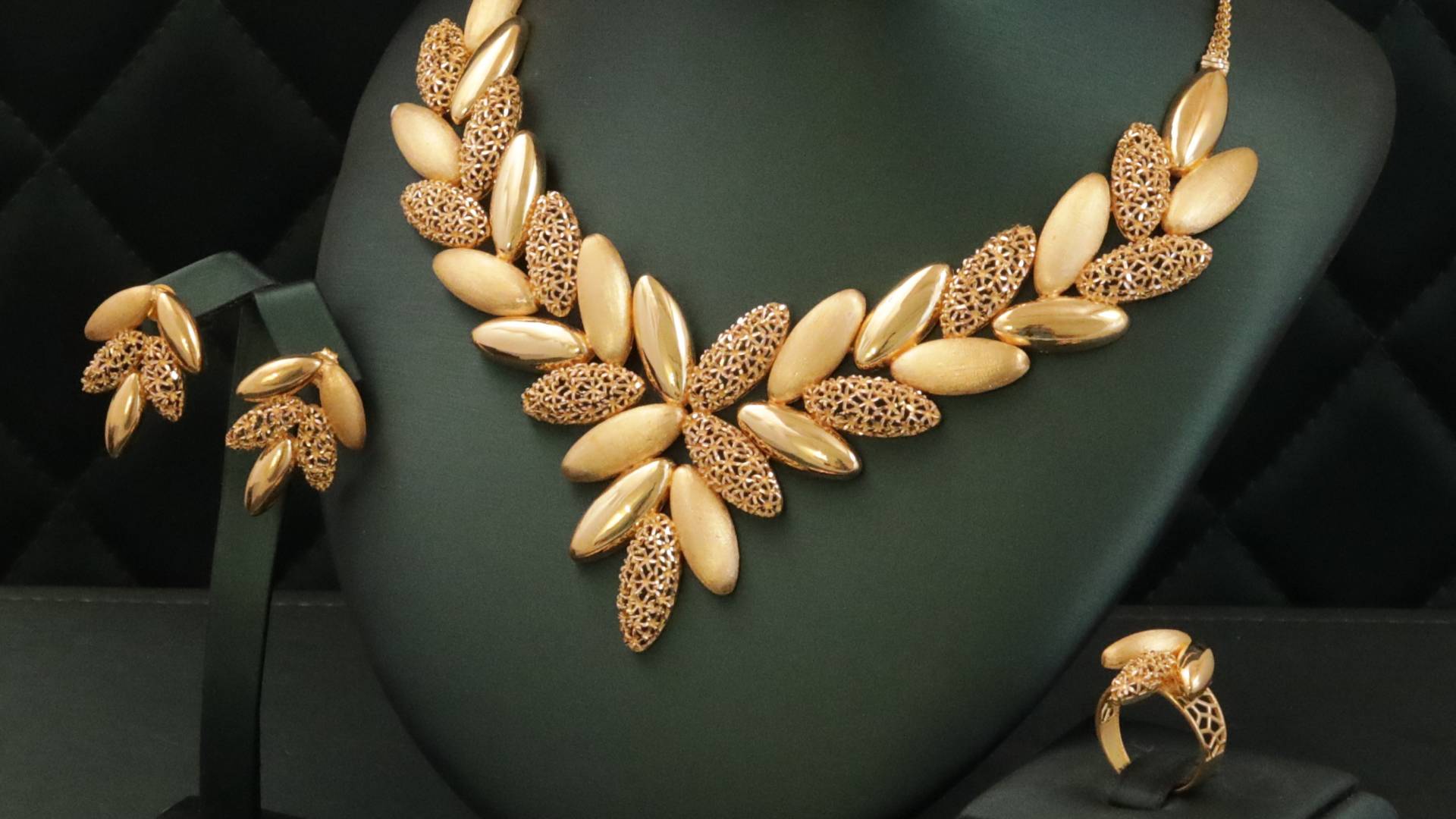 مجوهرات ذهبية