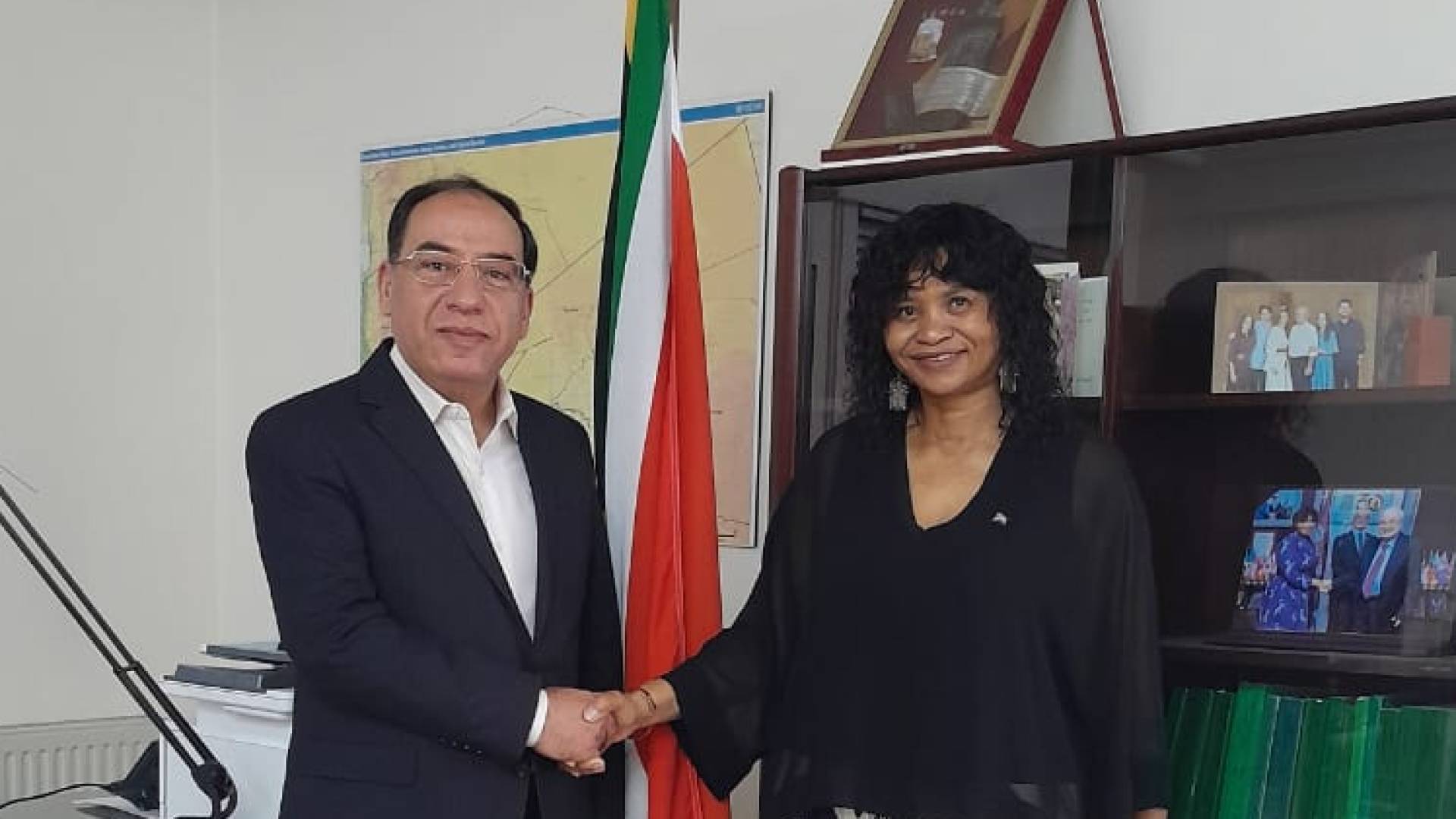 رئيس مركز الجسر العربي يلتقي سفيرة جنوب إفريقيا ويشيد بموقف بلادها الداعم للفلسطينيين