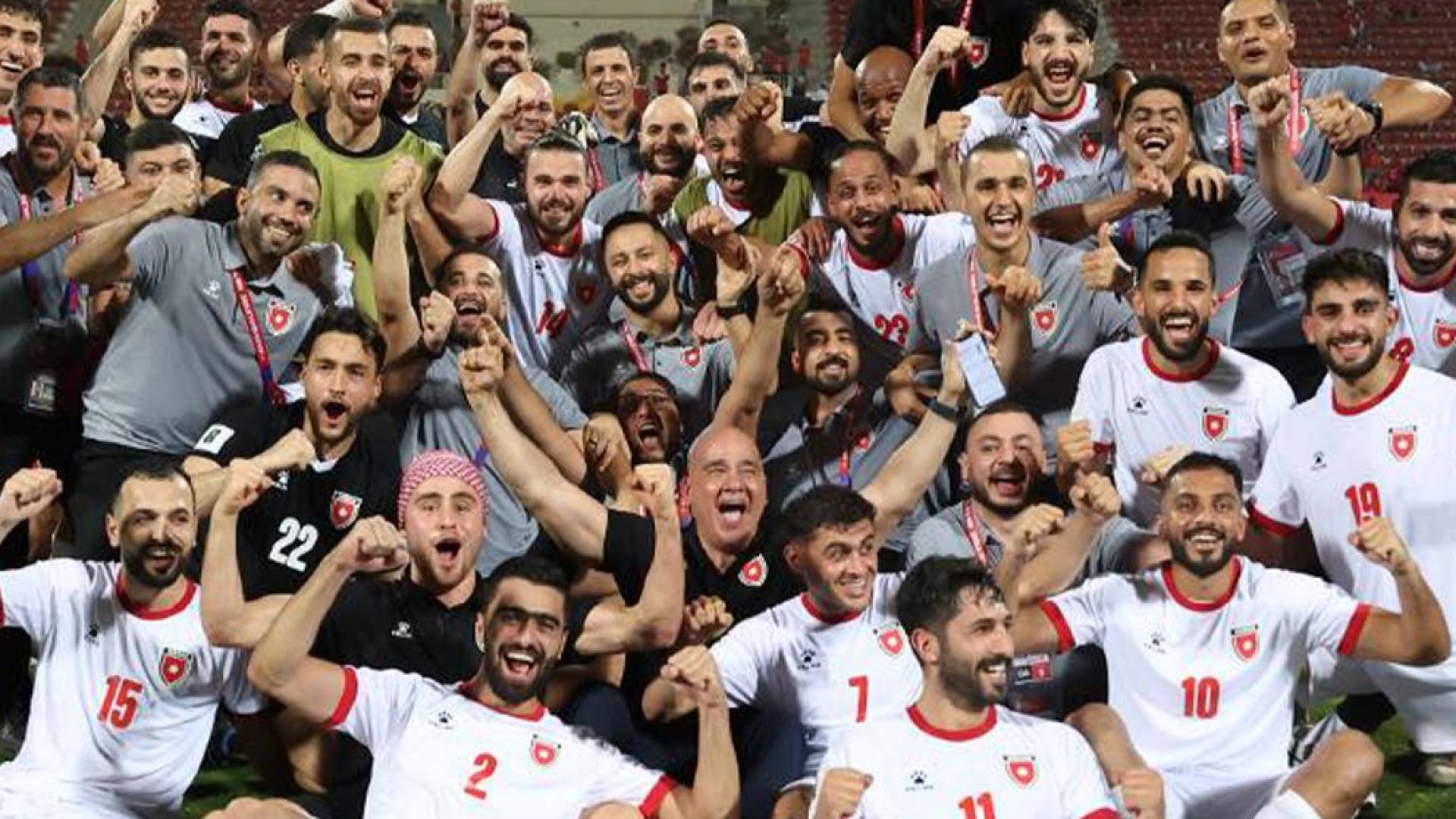 لاعبو المنتخب الوطني  يحتفلون بفوز سابق