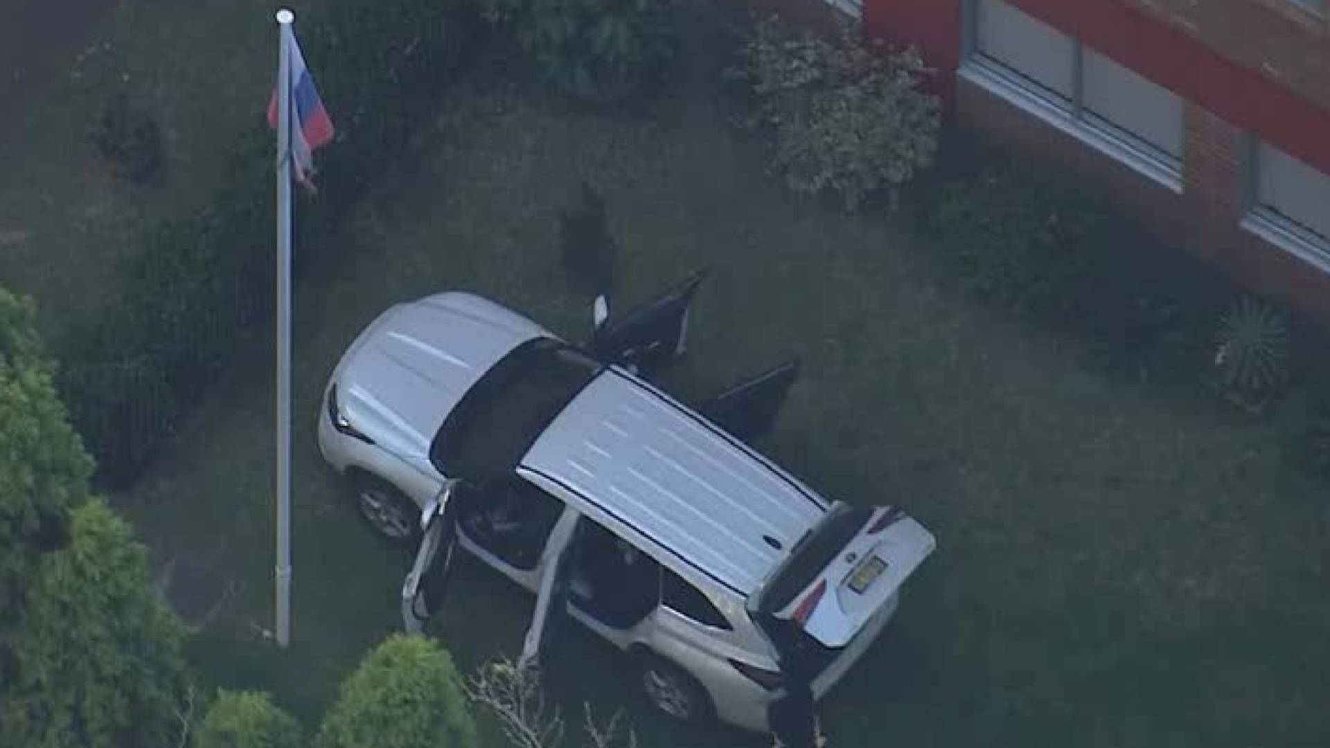 مركبة تقتحم القنصلية الروسية في سيدني والشرطة تعتقل مشتبها به