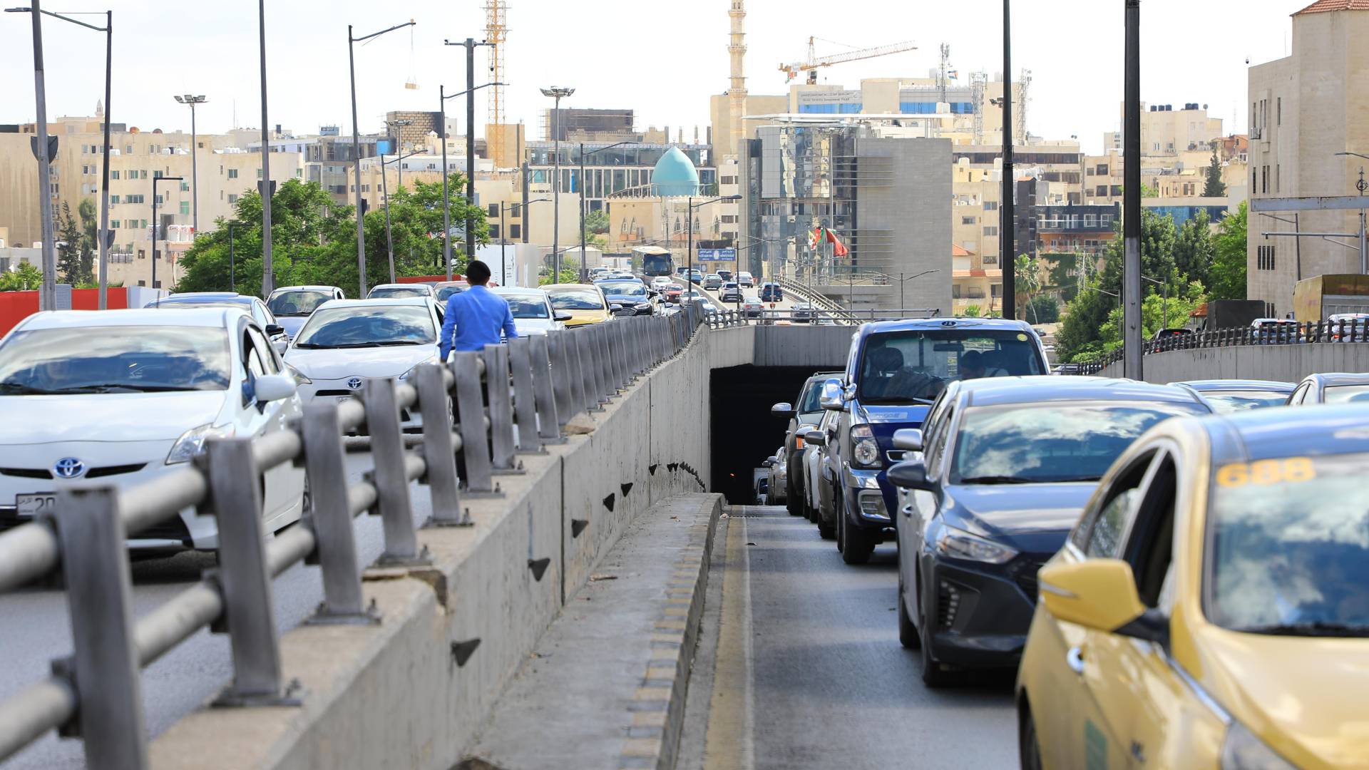 تباطؤ وكثافة مرورية بسبب حادث سير في نفق الاقتصاد