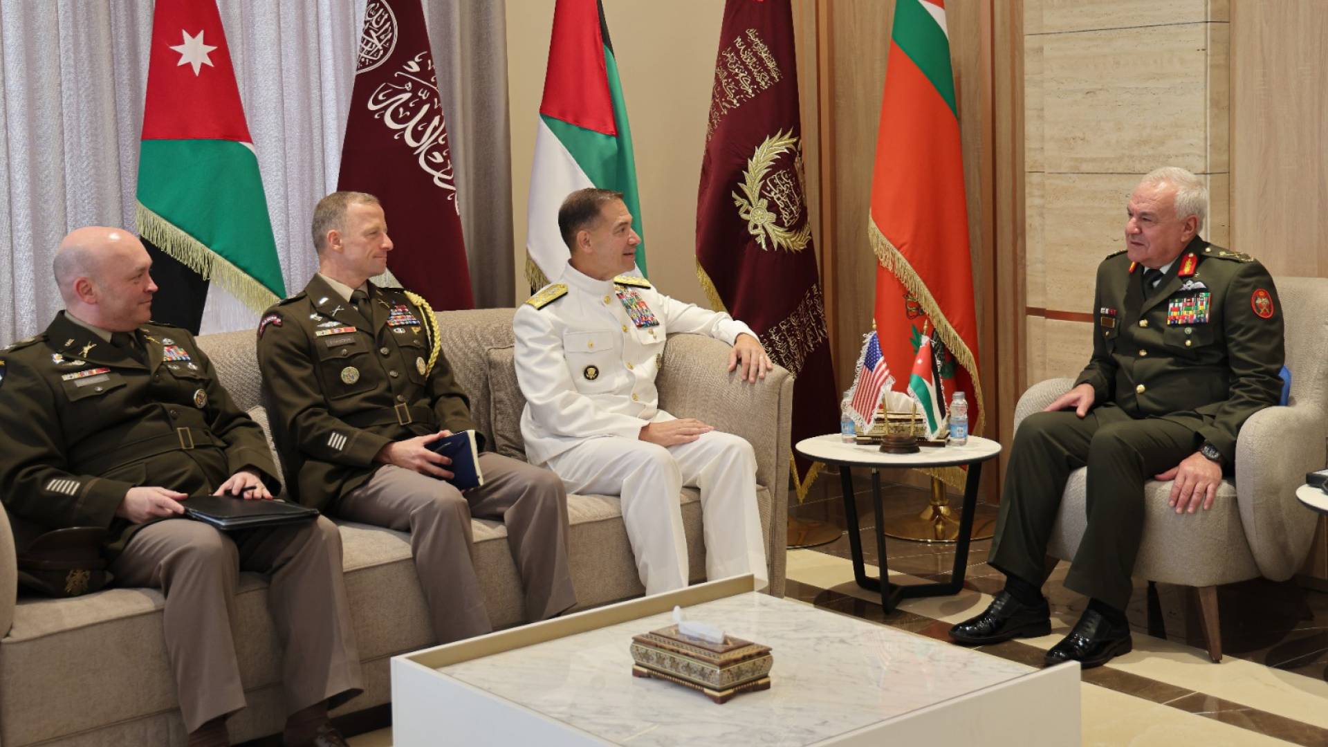 اللواء الركن يوسف الحنيطي وقائد القوات المركزية الأمريكية الفريق أول براد كوبر