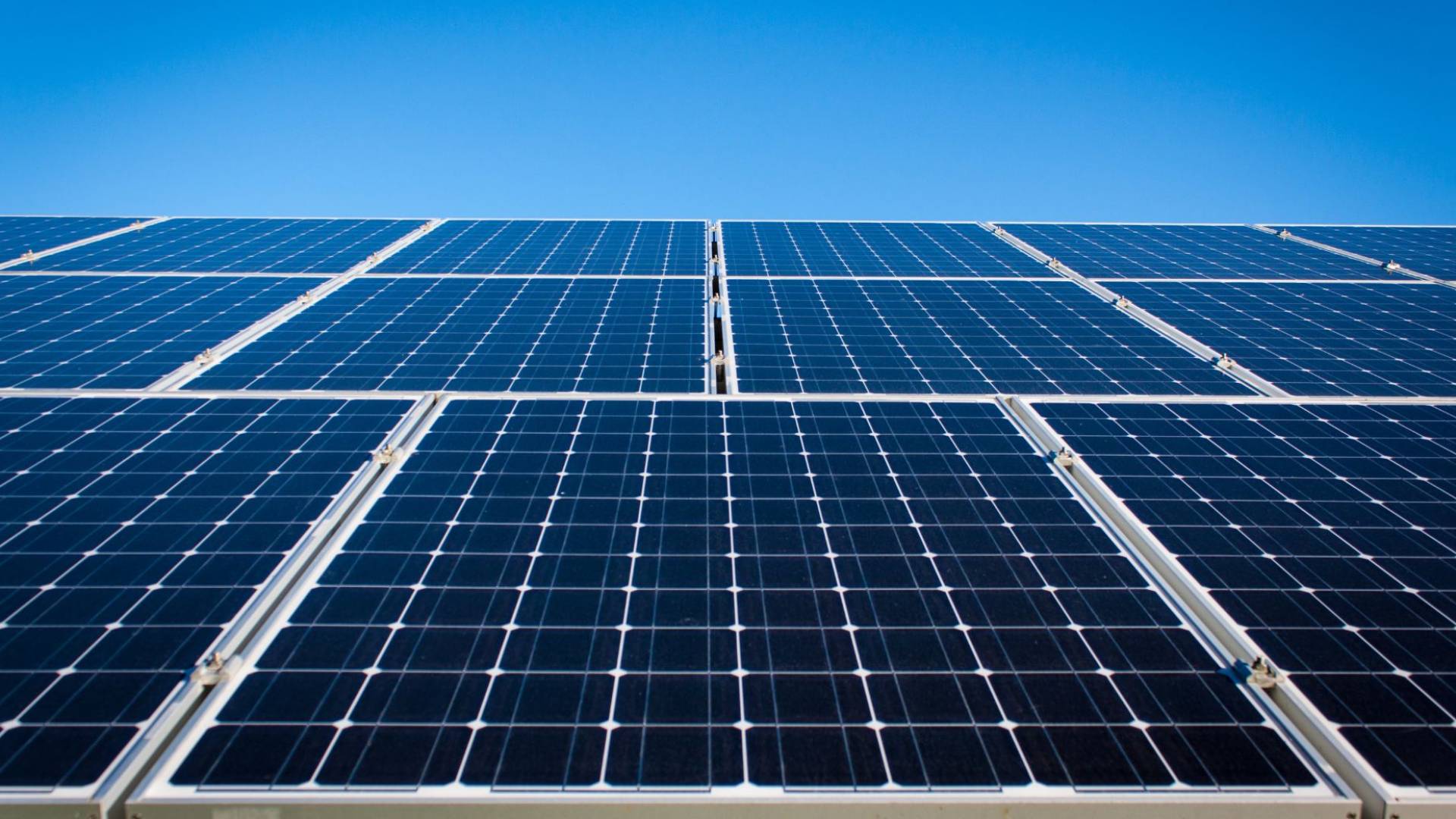 صورة تعبر عن ألواح الطاقة الشمسية