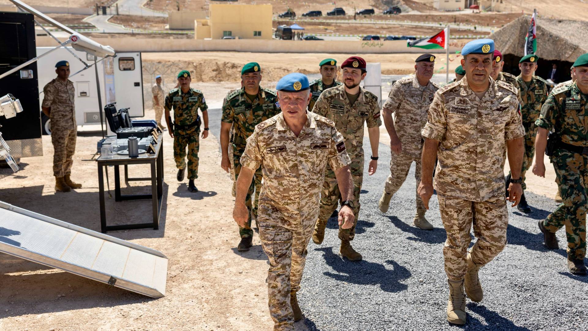 الملك يرافقه ولي العهد يزور مديرية سلاح الهندسة الملكي.. فيديو وصور