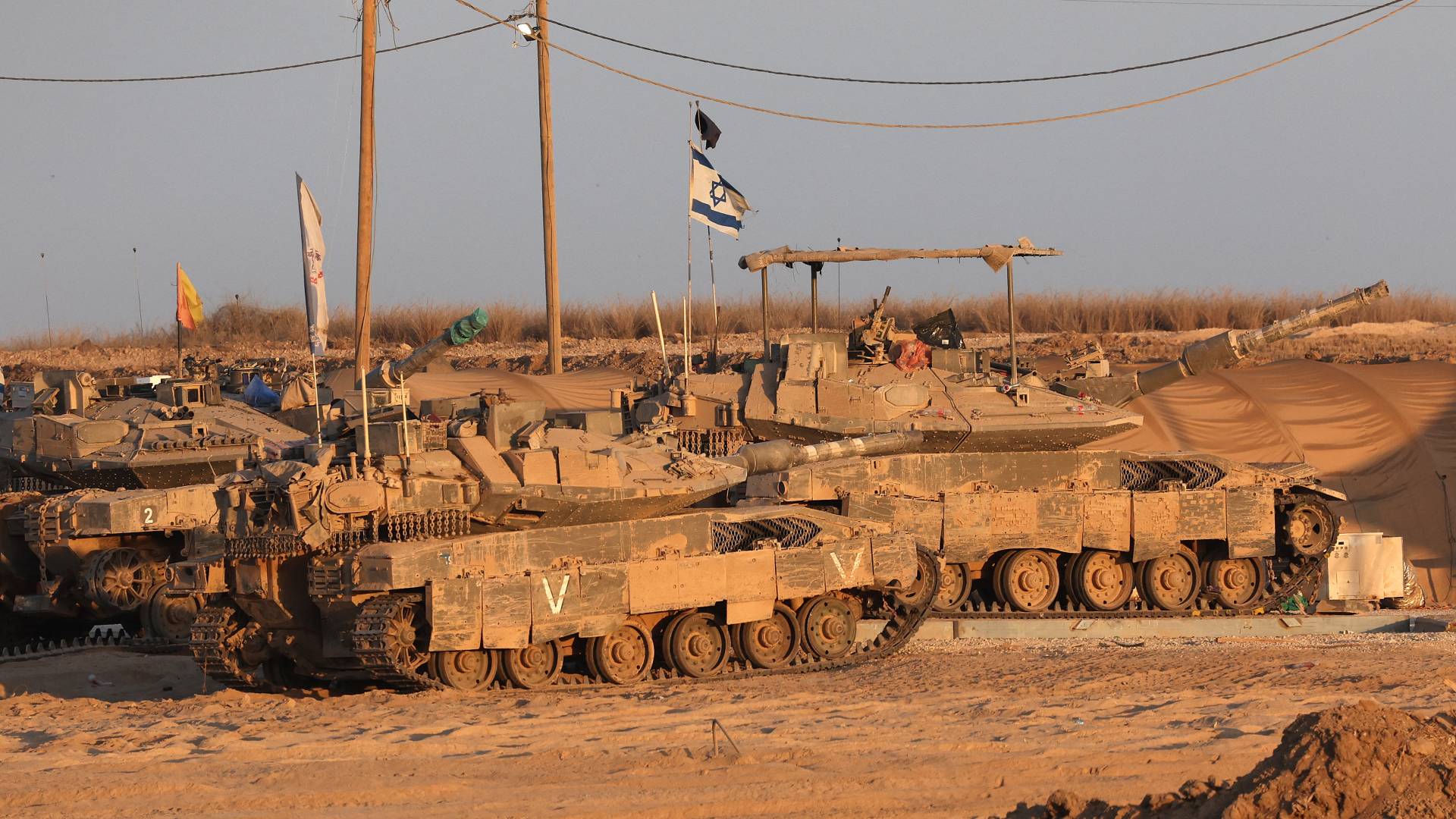 دبابات جيش الاحتلال متمركزة على الحدود مع قطاع غزة