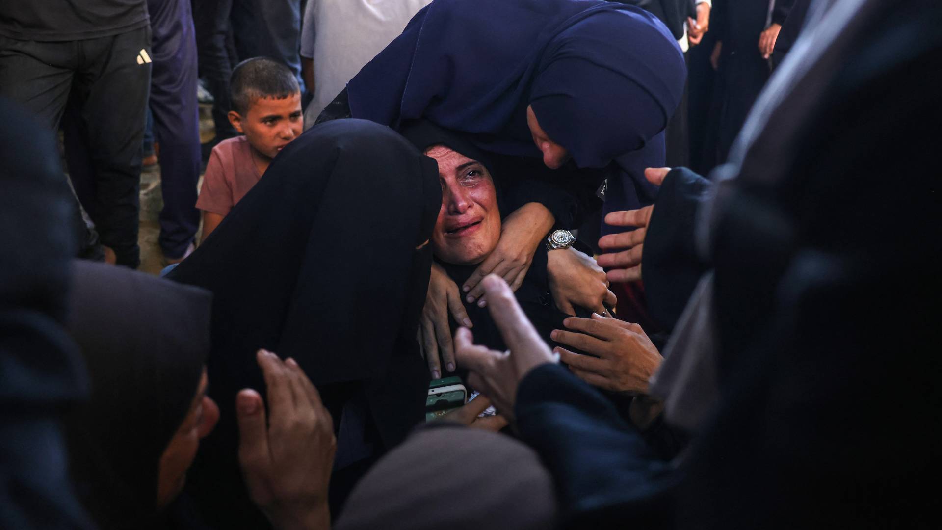 غزة تحت القصف.. عشرات الشهداء والجرحى من المدنيين جراء غارات الاحتلال